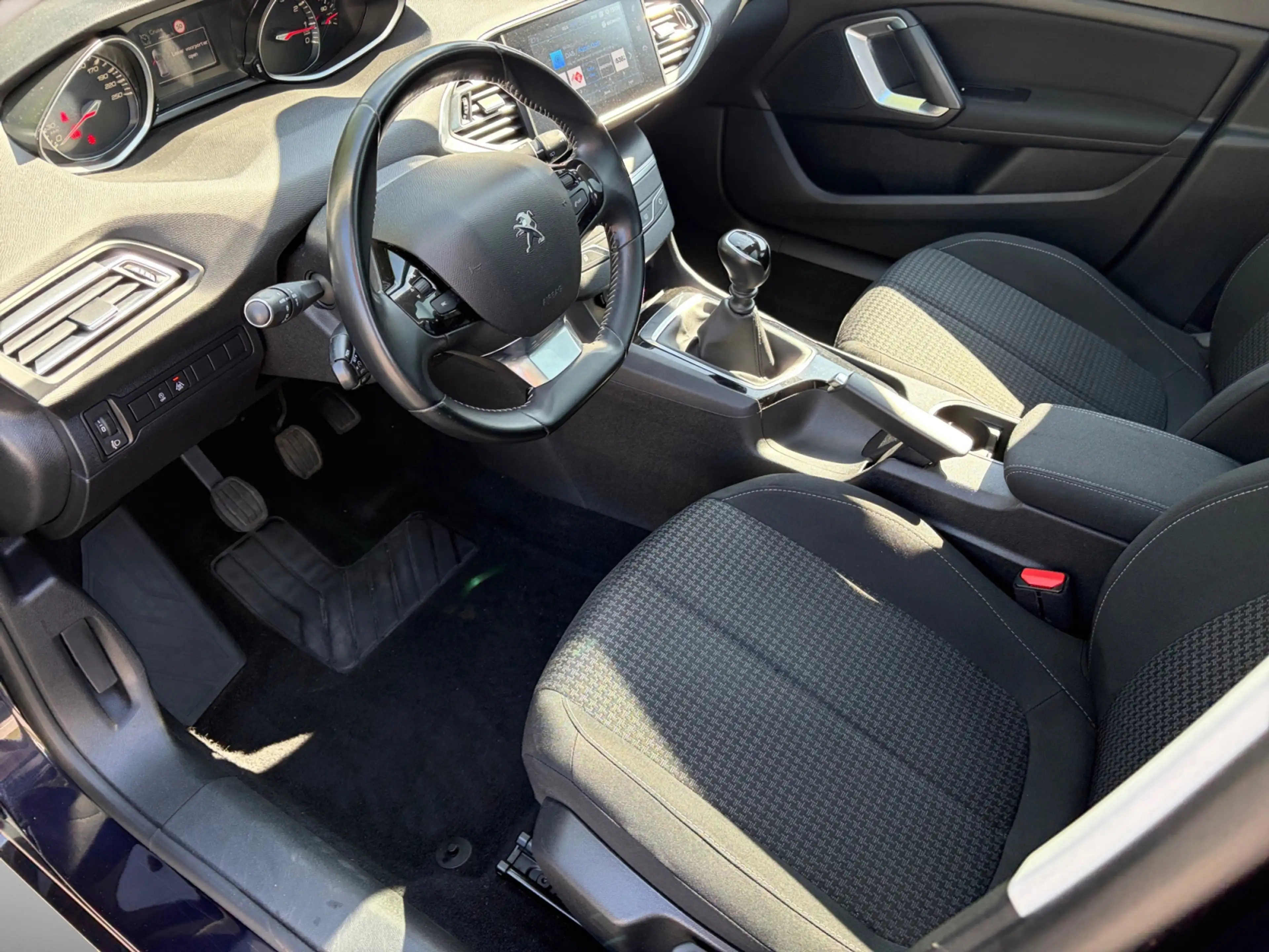 Peugeot 308 SW 1.2 PureTech Blue Lease Executive | Clima | Cru — photo 4