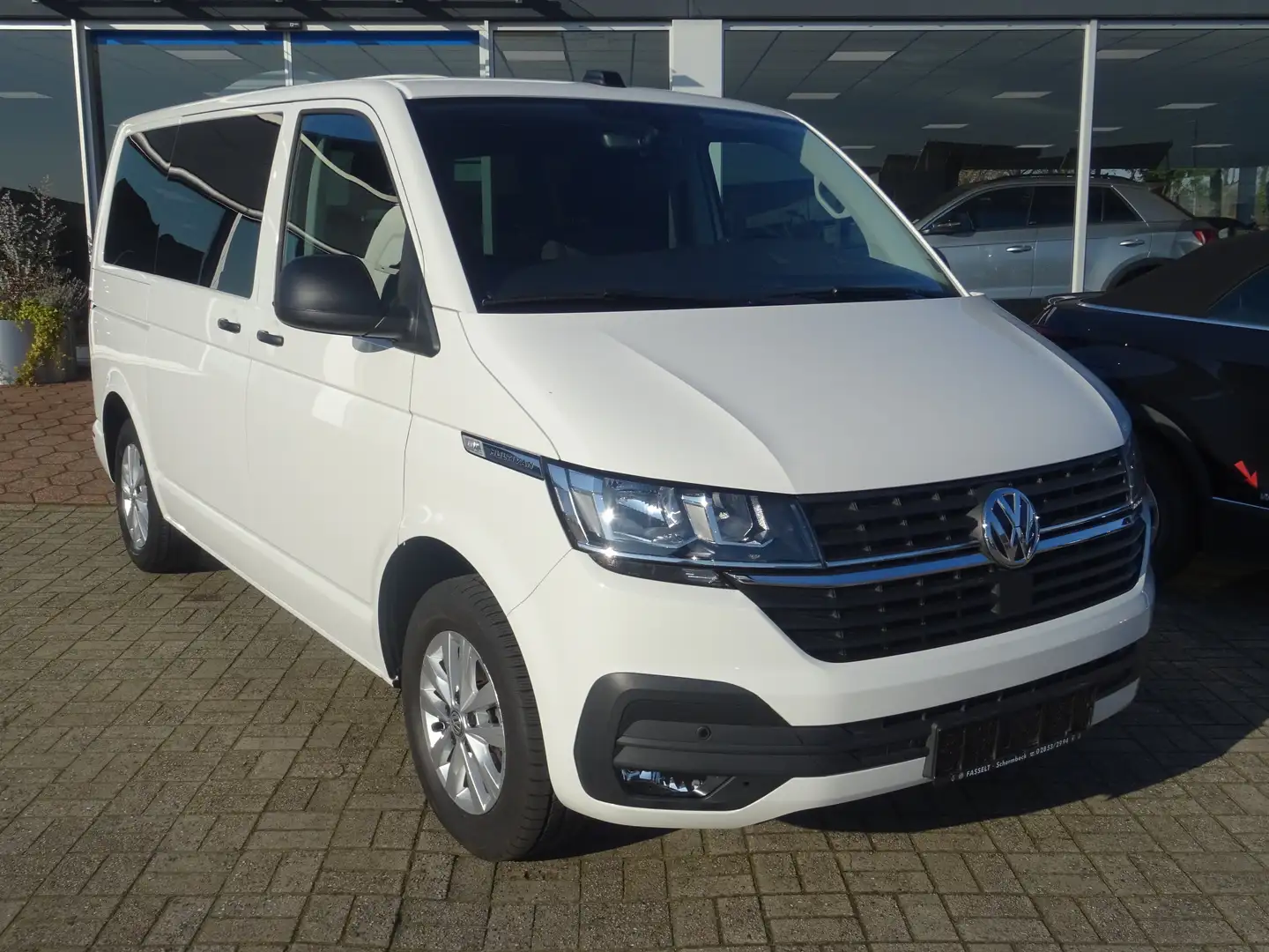 Volkswagen T6.1 Multivan Family Standheizung,ACC,Ganzjahresreifen,Multiflex Weiß - 2