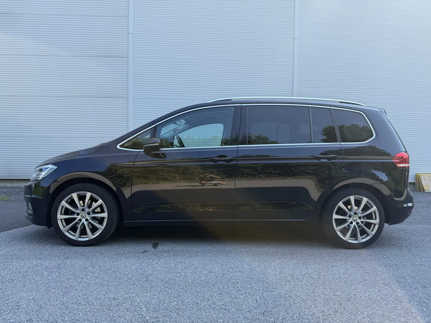 Volkswagen Touran Highline 1,6 SCR TDI DSG*ACCLED*AHK*TOP Schwarz - 2