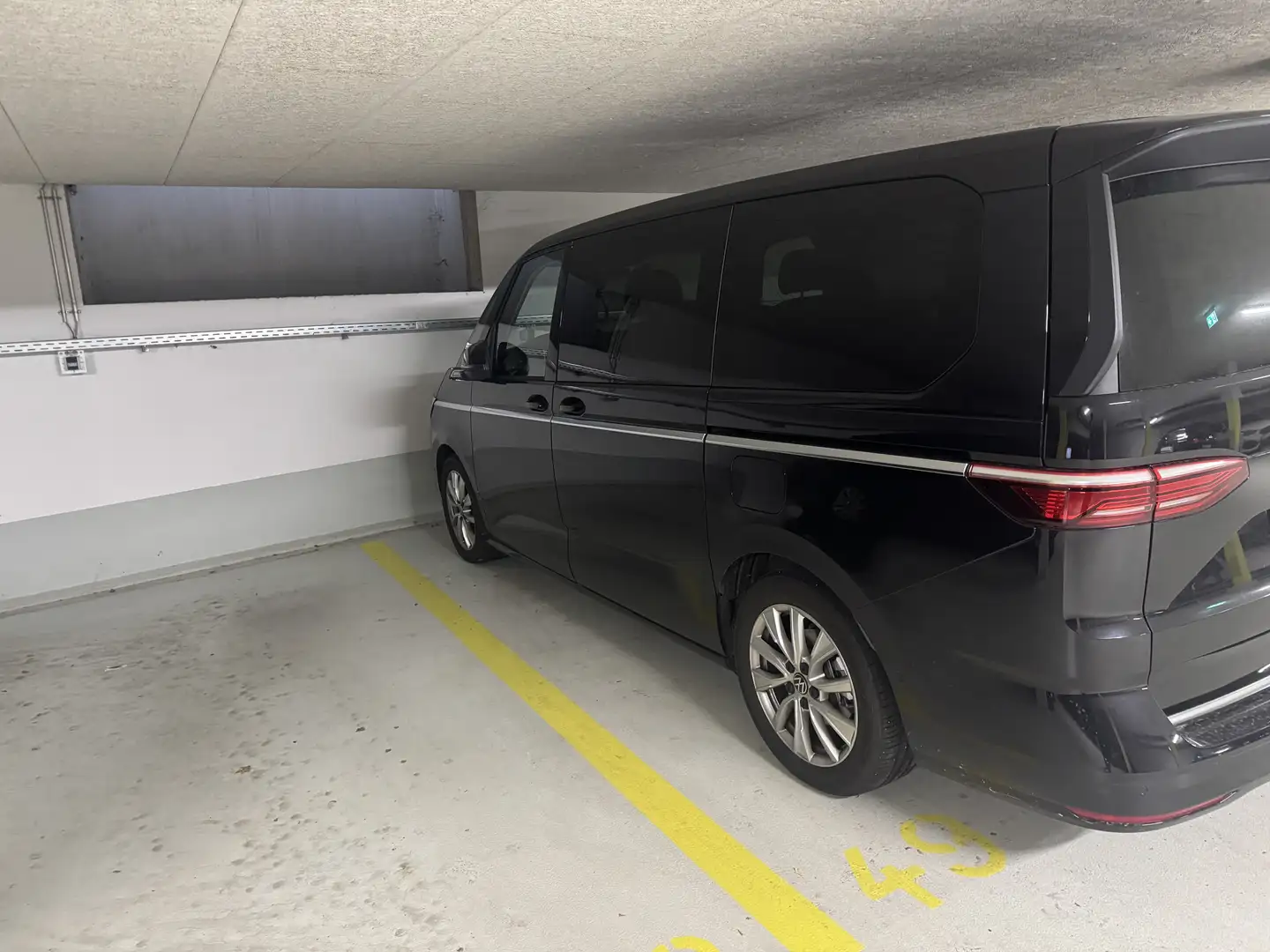 Volkswagen T7 Multivan Style lang Schwarz - 2