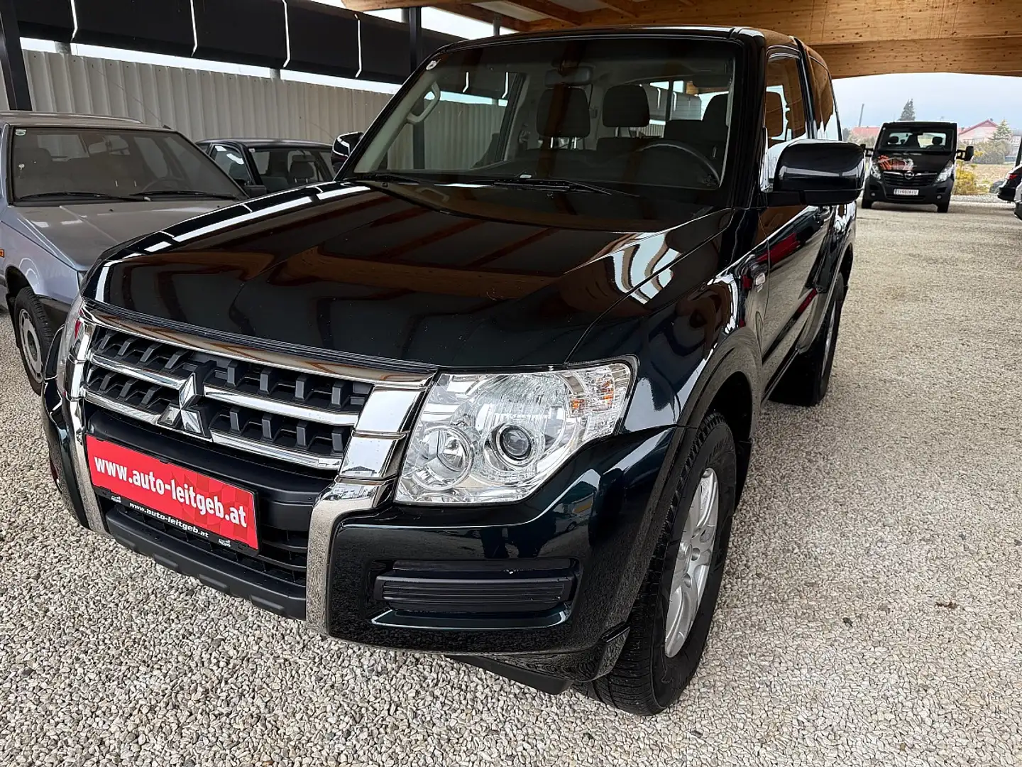 Mitsubishi Pajero Austria Edition 35 3,2 DI-D TD Grün - 1