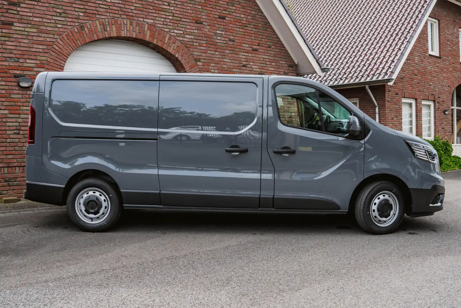 Renault Trafic 2.0 Blue dCi 130pk L2H1 Apple carplay/Anroid auto Grijs - 2