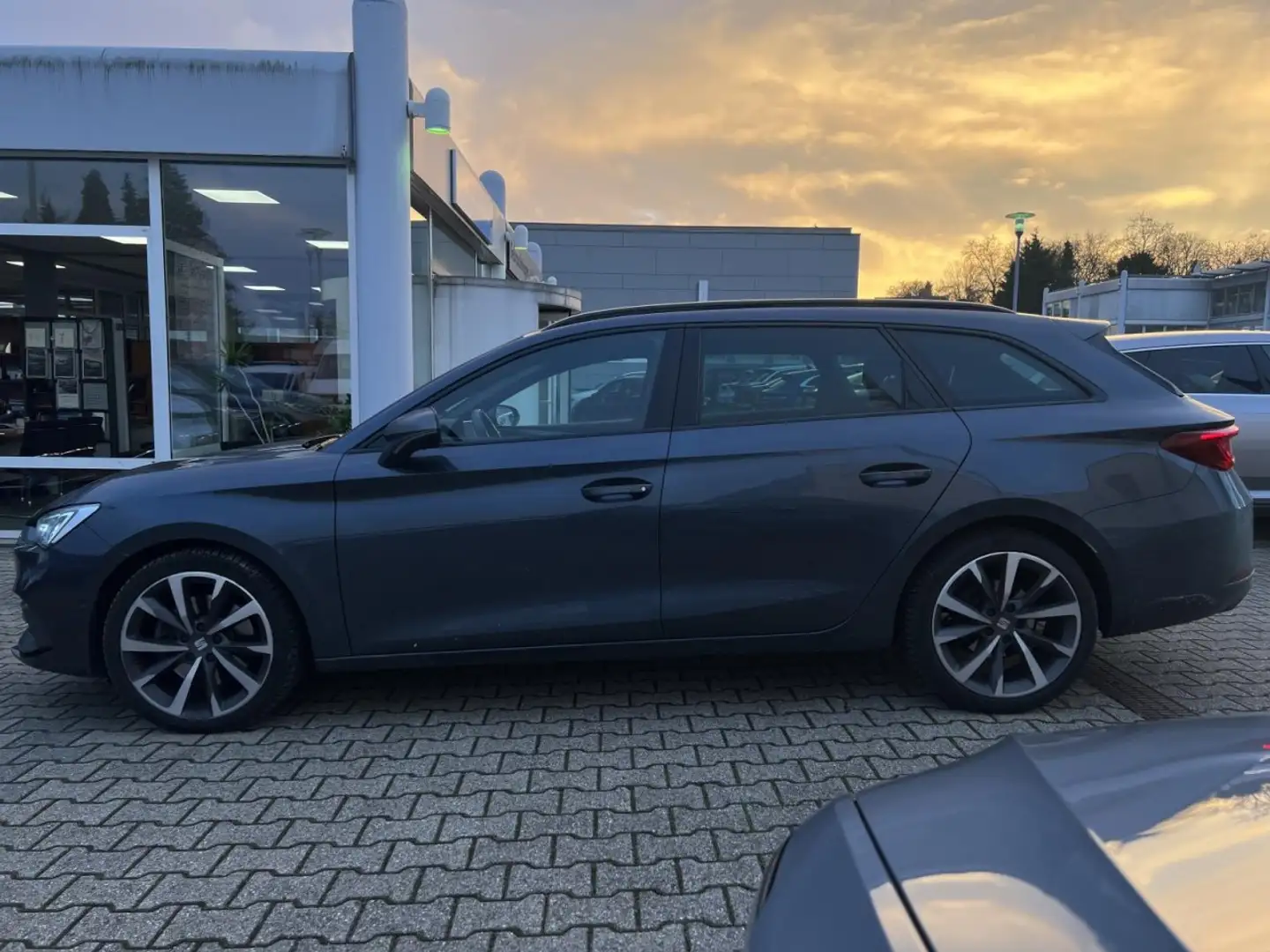 SEAT Leon Sportstourer 1.5 eTSI DSG FR Panorama Klima Navi - 2