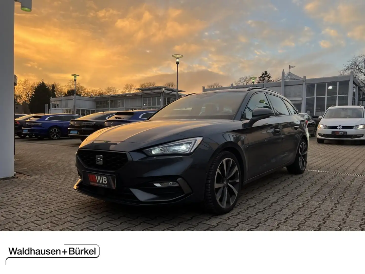 SEAT Leon Sportstourer 1.5 eTSI DSG FR Panorama Klima Navi - 1