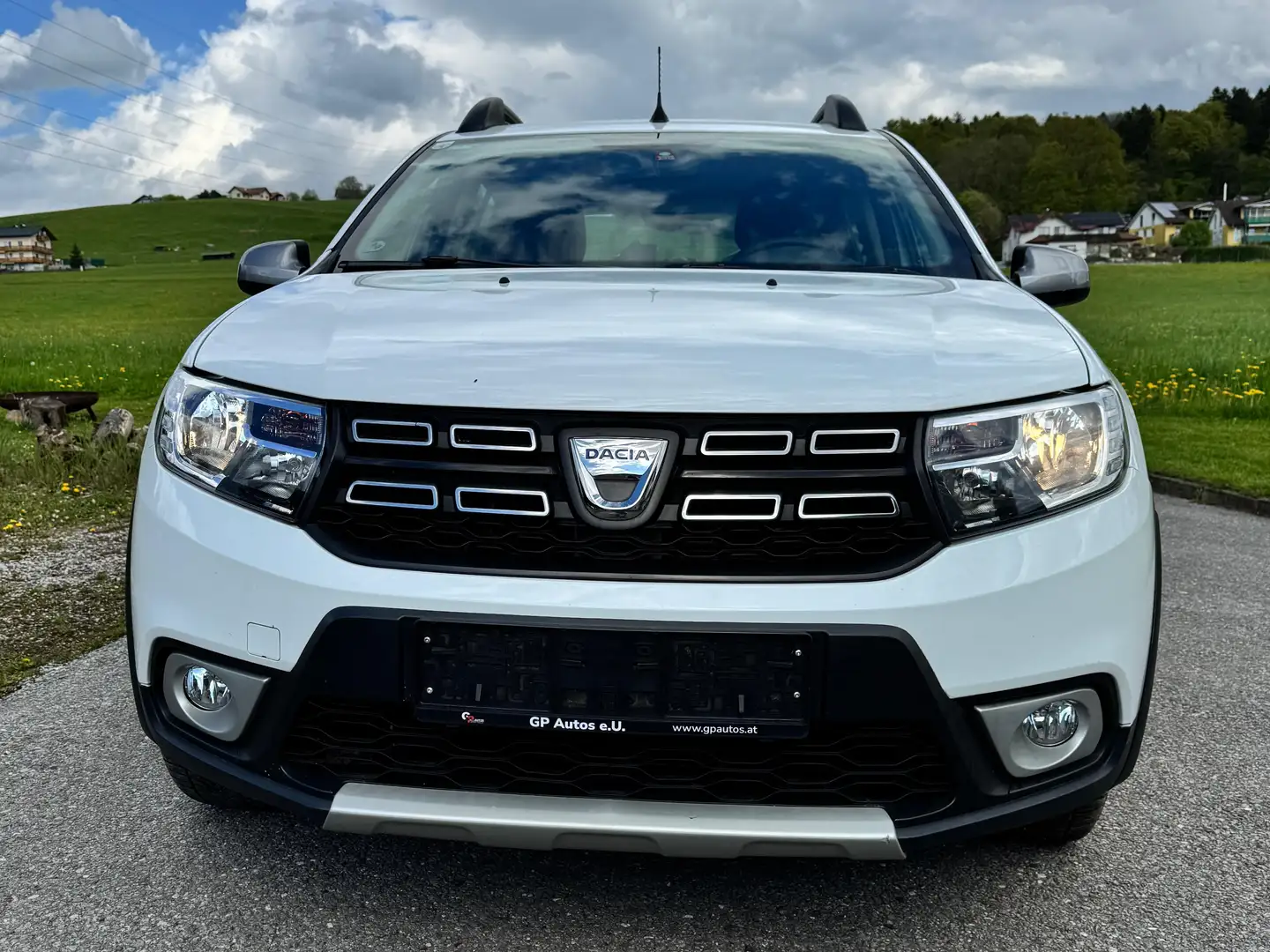 Dacia Sandero Stepway 1,0 - Top-Ausstattung, Pickerl 04/26 NEU. Weiß - 2
