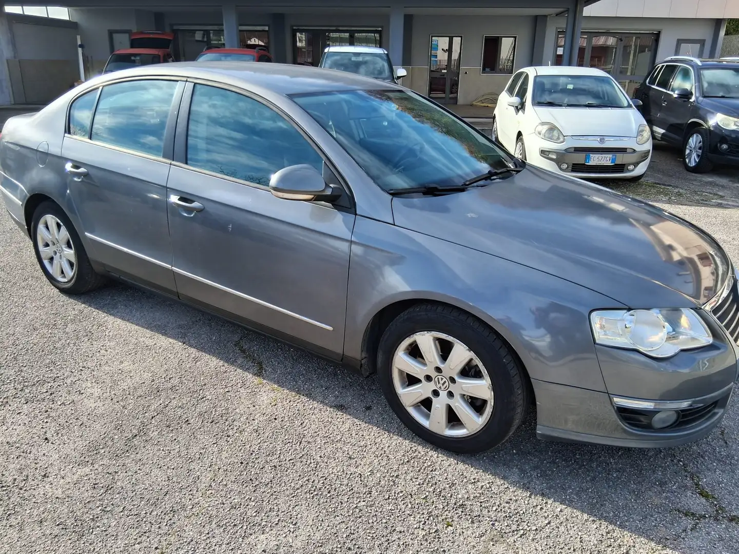Volkswagen Passat Berlina 2.0 tdi Highline Grau - 2