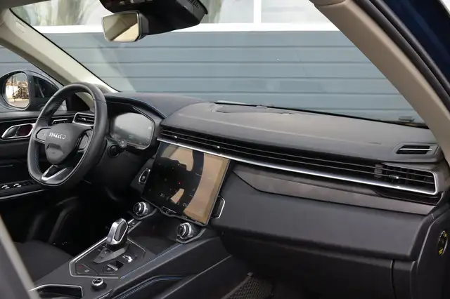 Lynk & Co 01 view 9
