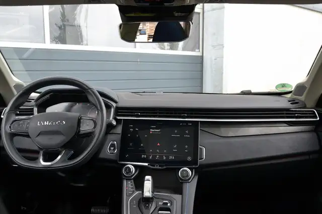 Lynk & Co 01 view 8