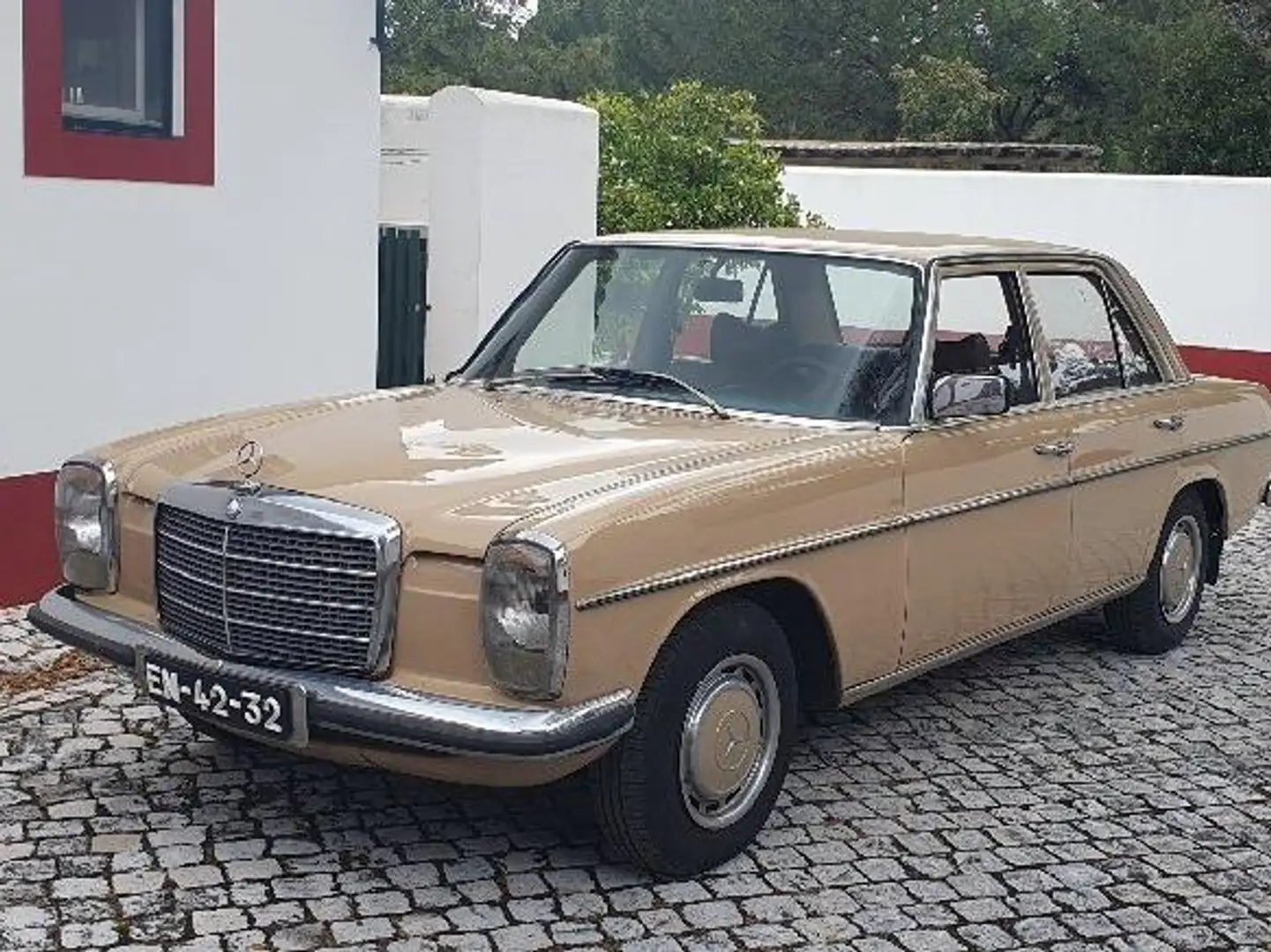 Mercedes-Benz 240 240/8 Beige - 1