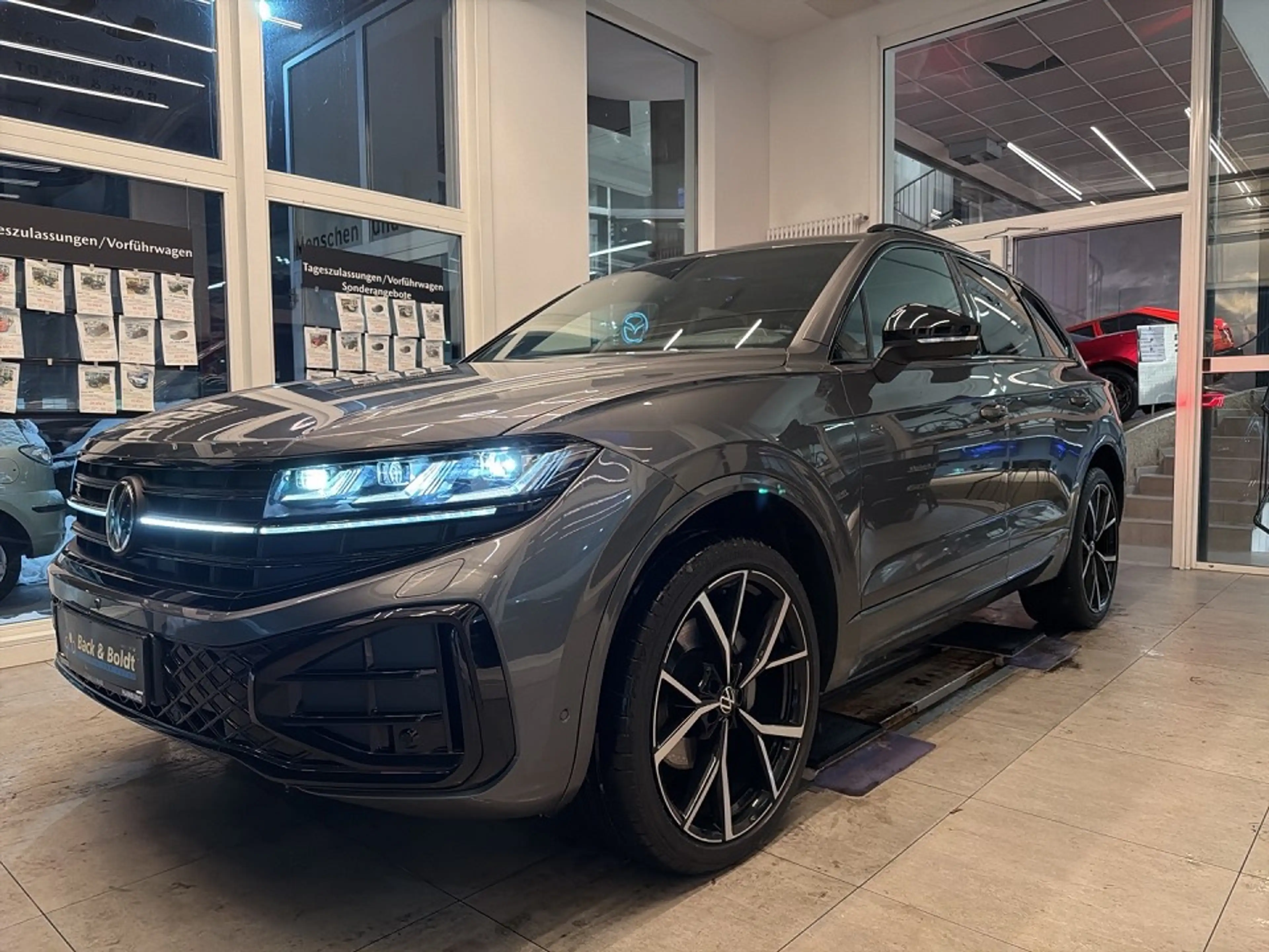 Volkswagen Touareg R-Line 3.0TDI DYNAUDIO+PANO+AHK+LUFT+HA-LENK — photo 2
