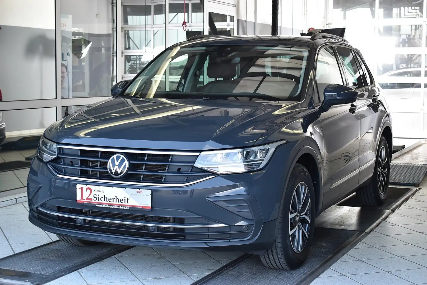 Volkswagen Tiguan 2.0 TDI Life DSG*AHK*LED*ACC Grijs - 1