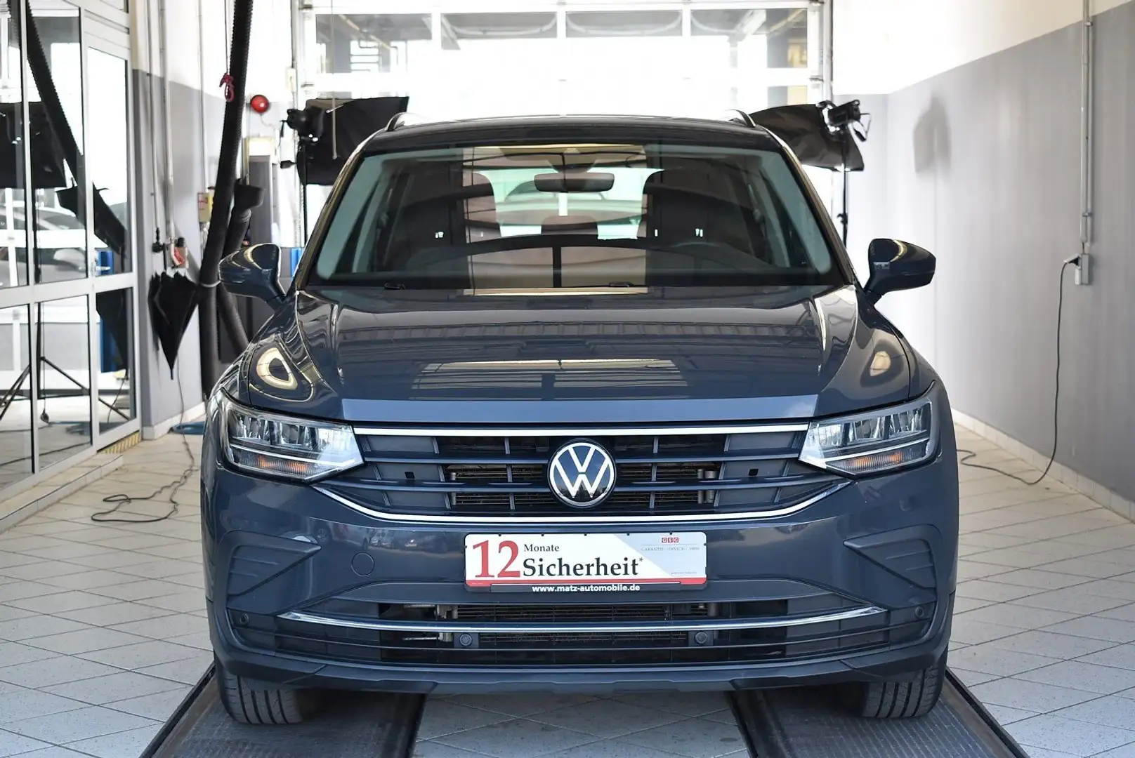 Volkswagen Tiguan 2.0 TDI Life DSG*AHK*LED*ACC Grijs - 2