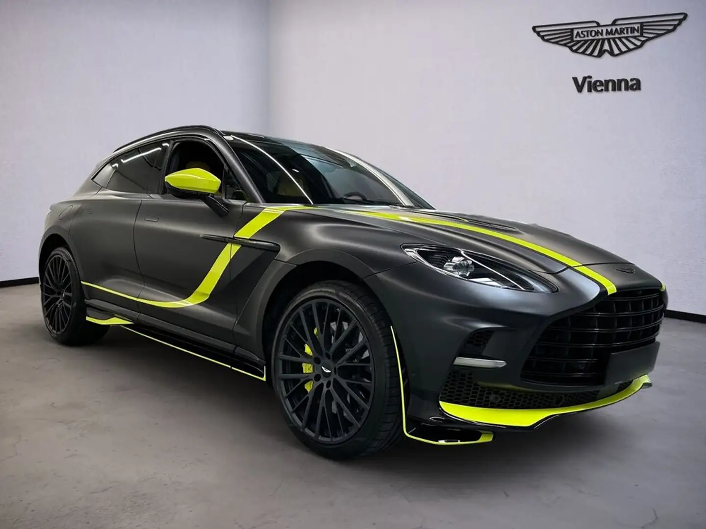Aston Martin DBX DBX707 / Q AMR Inspired / QuickSilver Exhaust Schwarz - 2