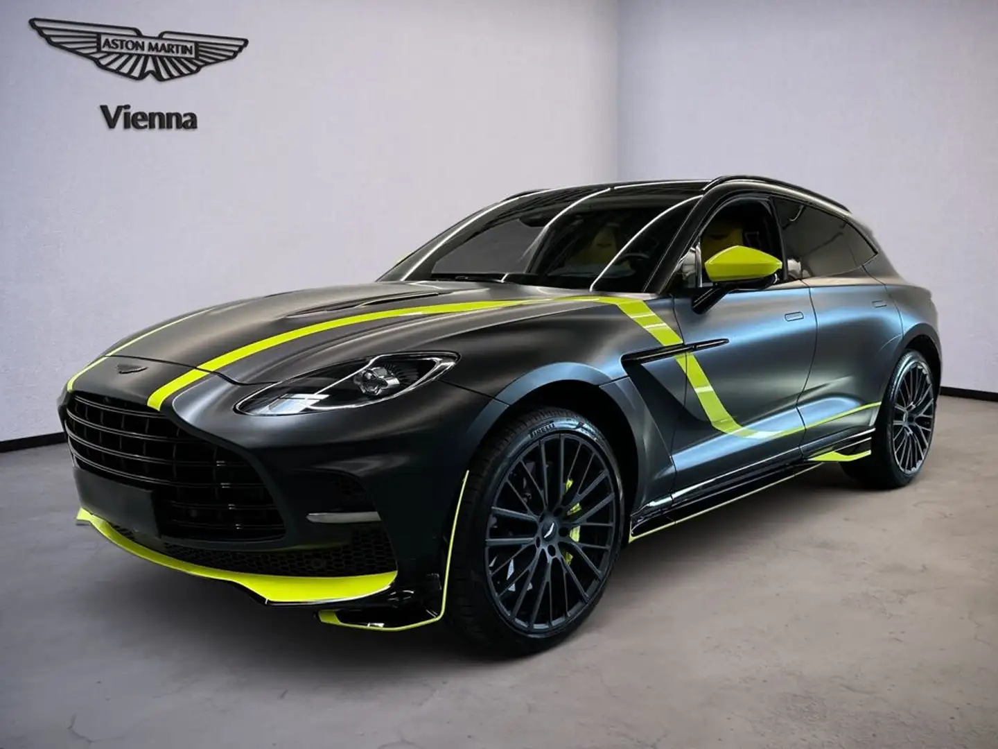 Aston Martin DBX DBX707 / Q AMR Inspired / QuickSilver Exhaust Schwarz - 1
