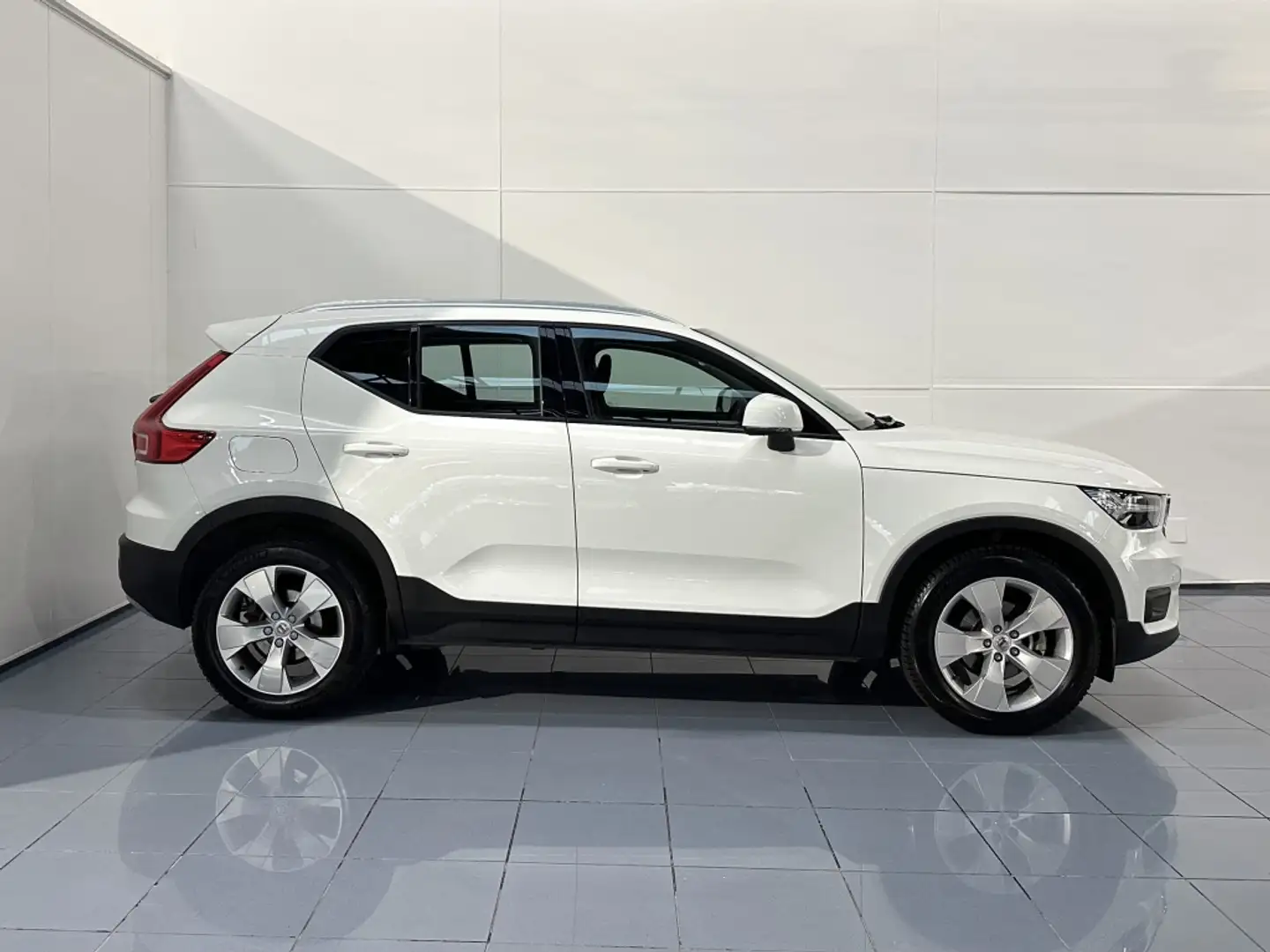 Volvo XC40 T3 Momentum Core Bianco - 2