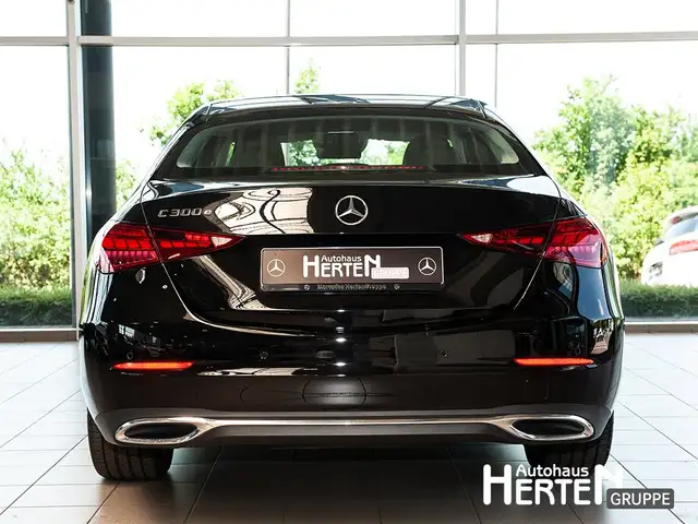 Mercedes-Benz C-Class view 4
