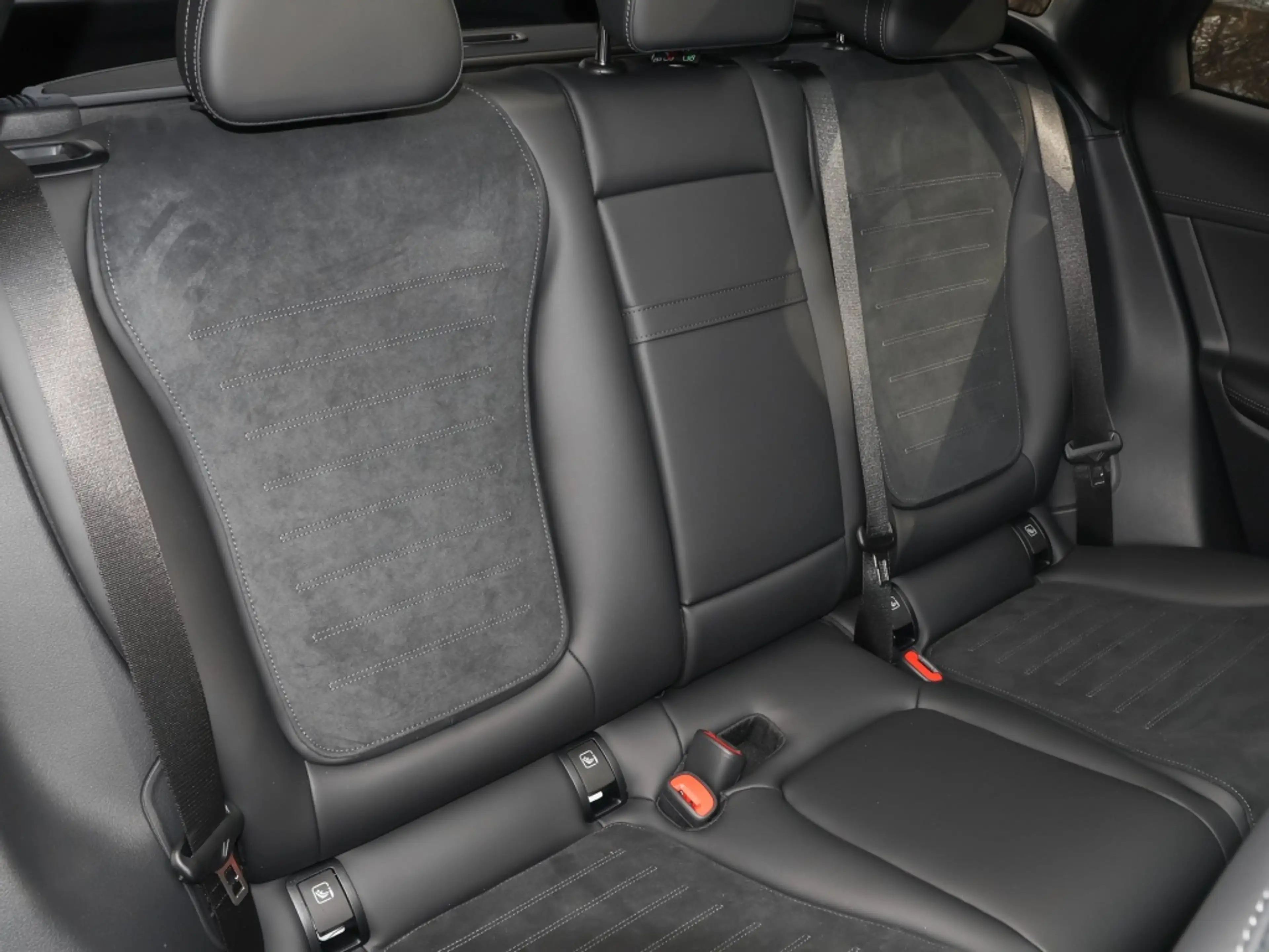 Mercedes-Benz GLC 200 d 4MA AMG-Sport/Pano/Distr/Memo/AHK/360° — photo 7