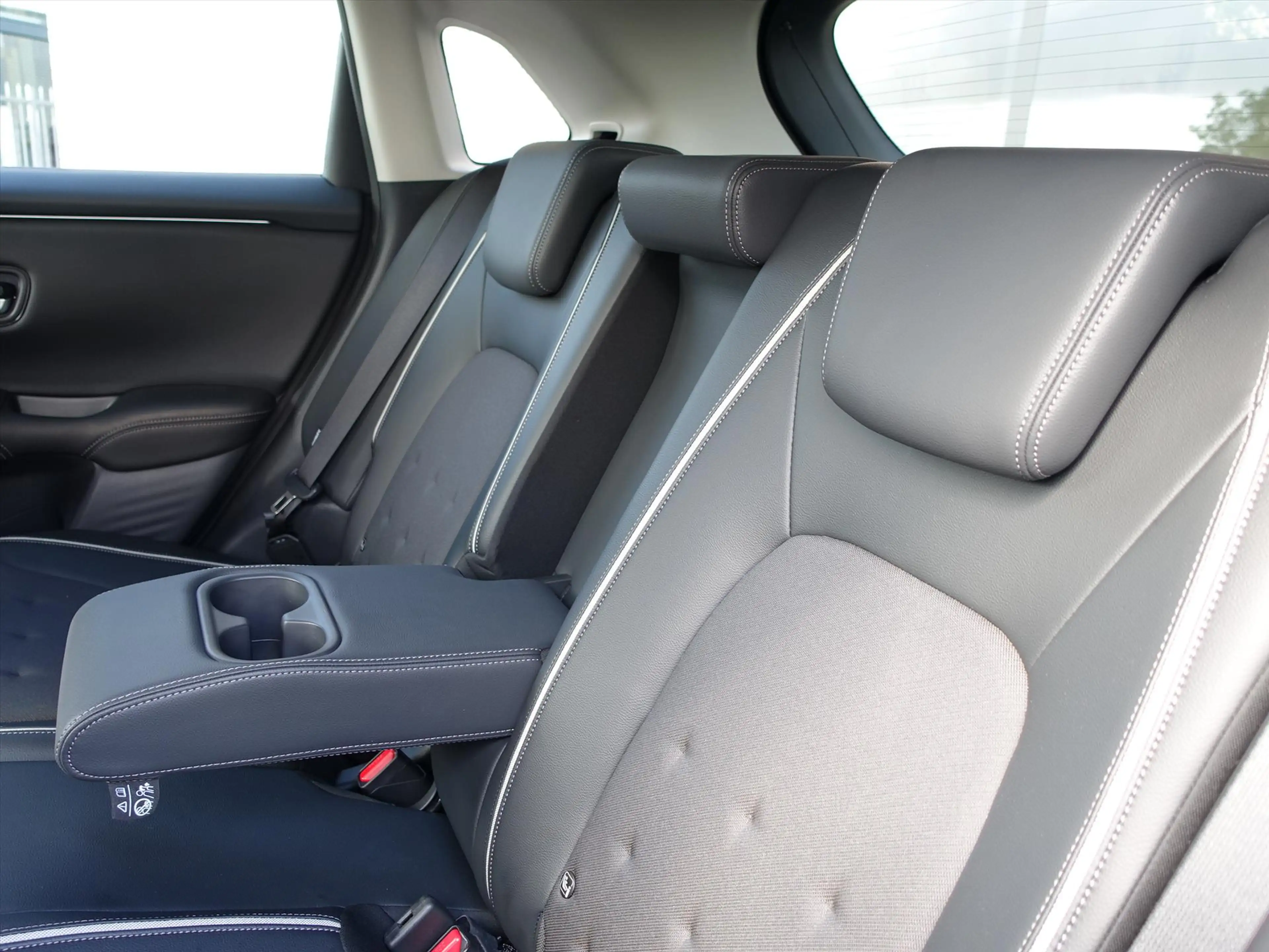 Honda ZR-V 2.0 Full Hybrid 184pk Aut Sport 4 Seizoenenbanden — photo 19