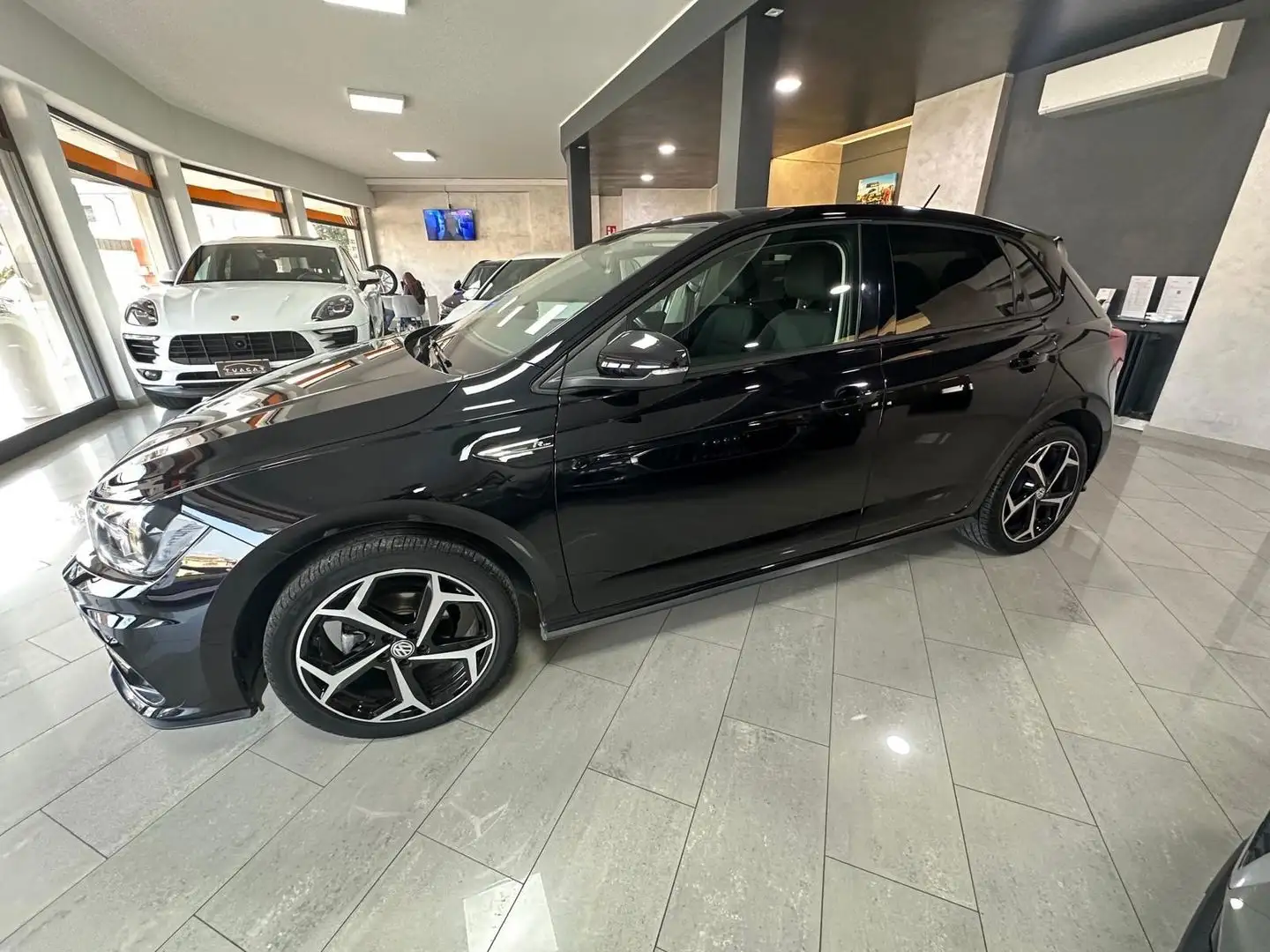 Volkswagen Polo R Line NEOPATENTATI 1.0 MPI EVO Zwart - 2