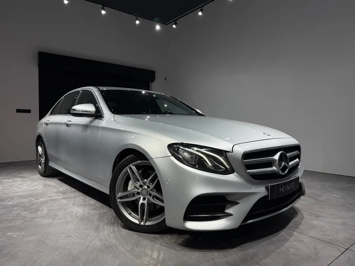 Mercedes-Benz E 220 d/PACK AMG/WIDE SCREEN//CAMERA 360°/LED XENON/ Grijs - 2