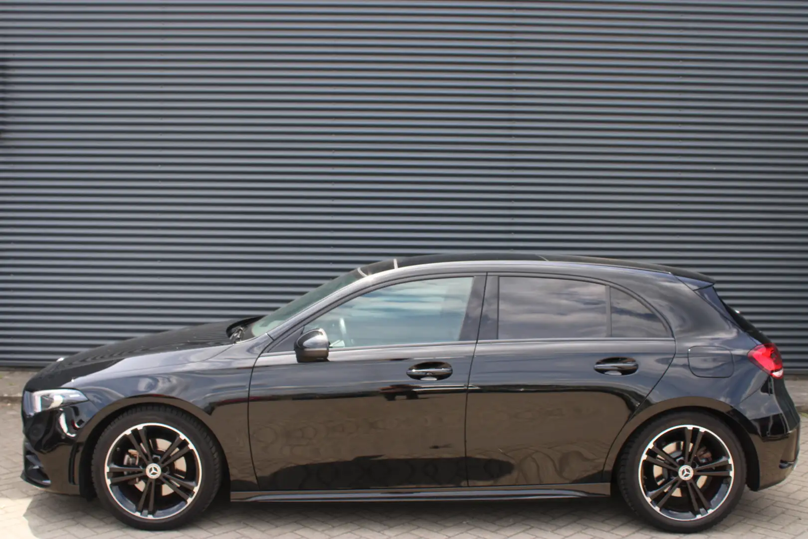 Mercedes-Benz A 200 AMG-Line Night Upgrade Panoramadak Camera Zwart - 2