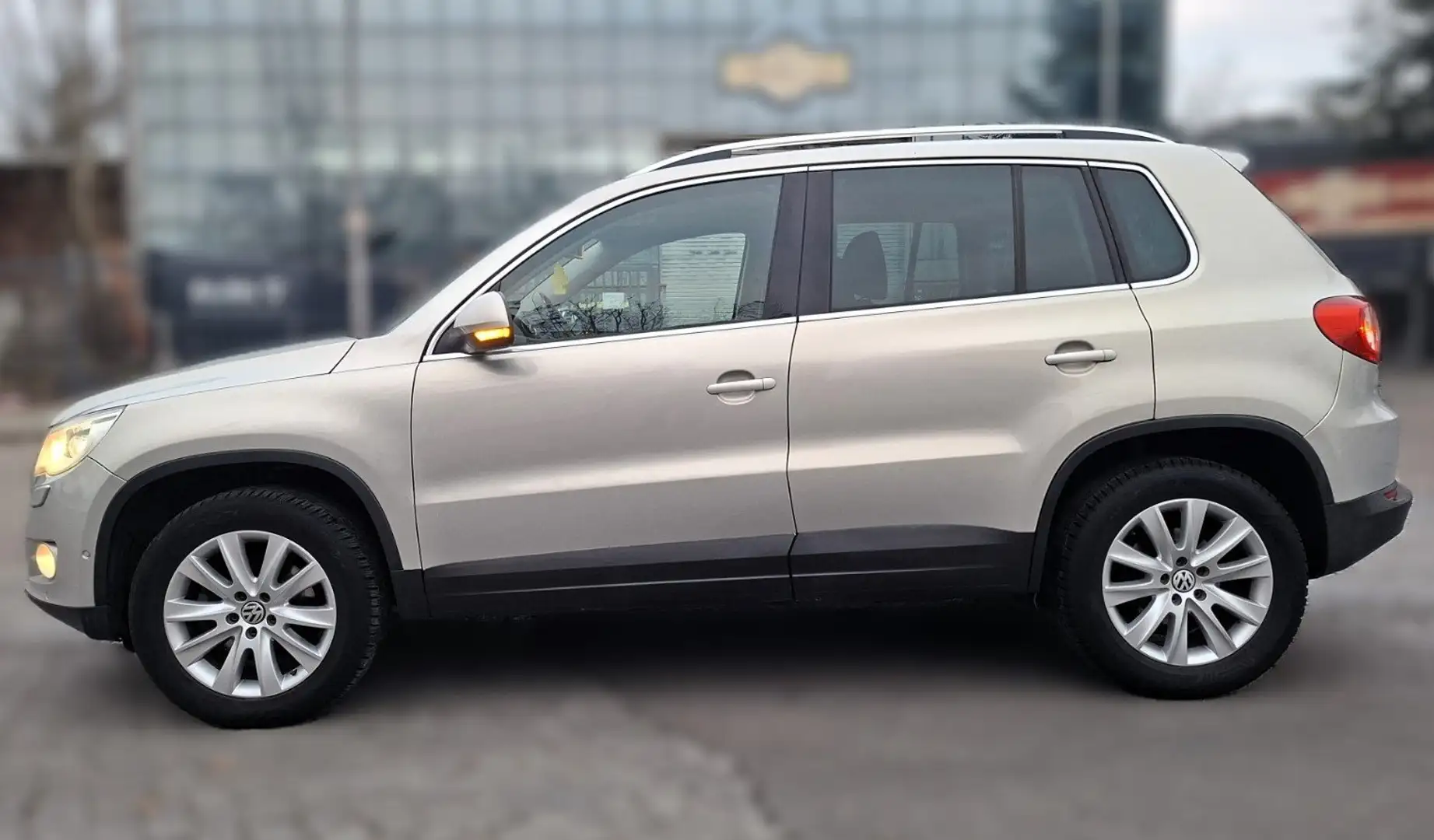 Volkswagen Tiguan Sport Gris - 2