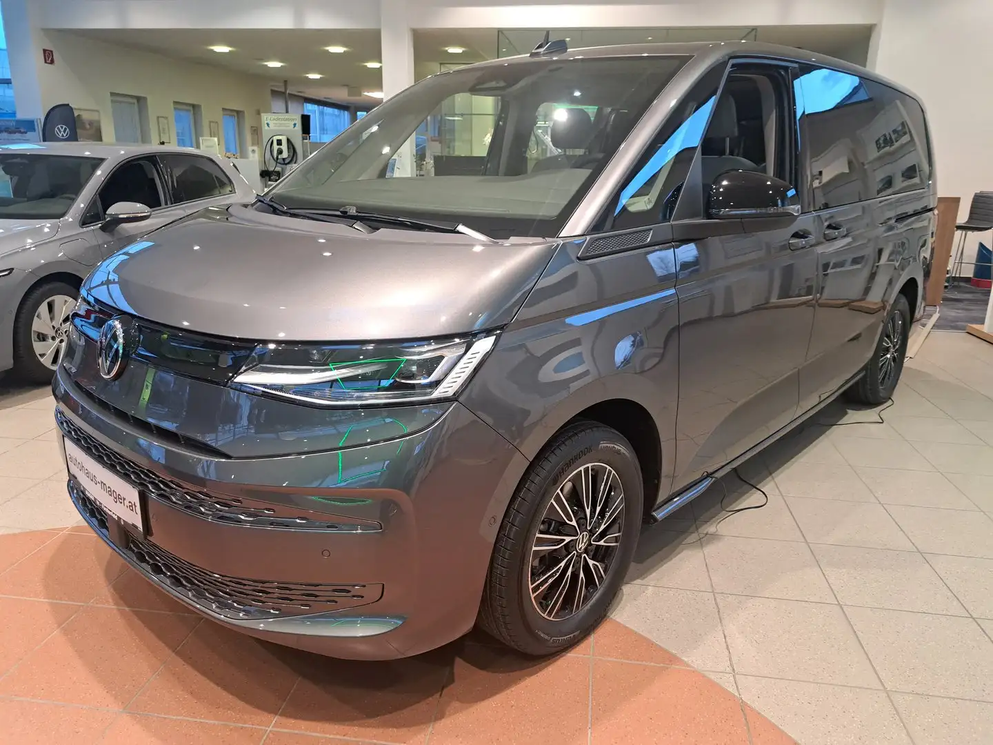 Volkswagen T7 Multivan VW T7 Multivan Business ÜH eHybrid 180 kW 4M Grau - 1