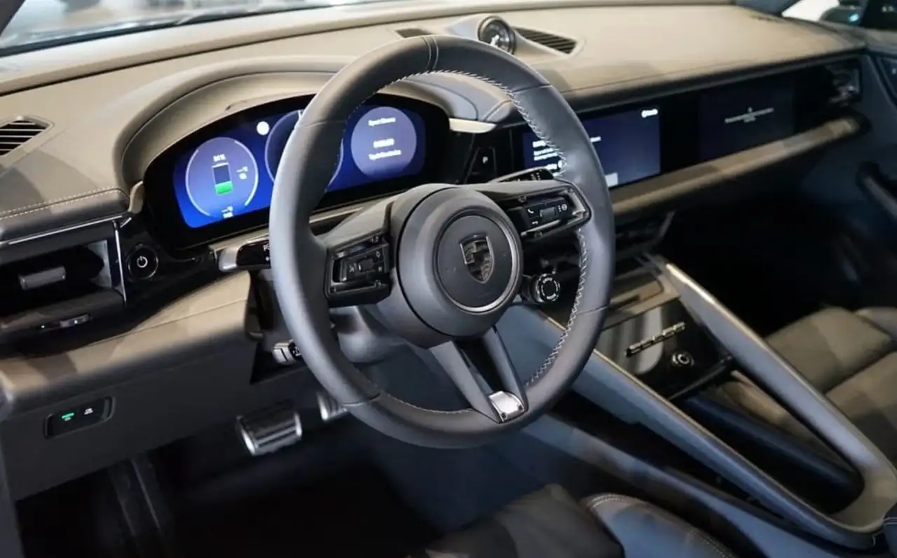 Porsche Macan Electric Turbo 8