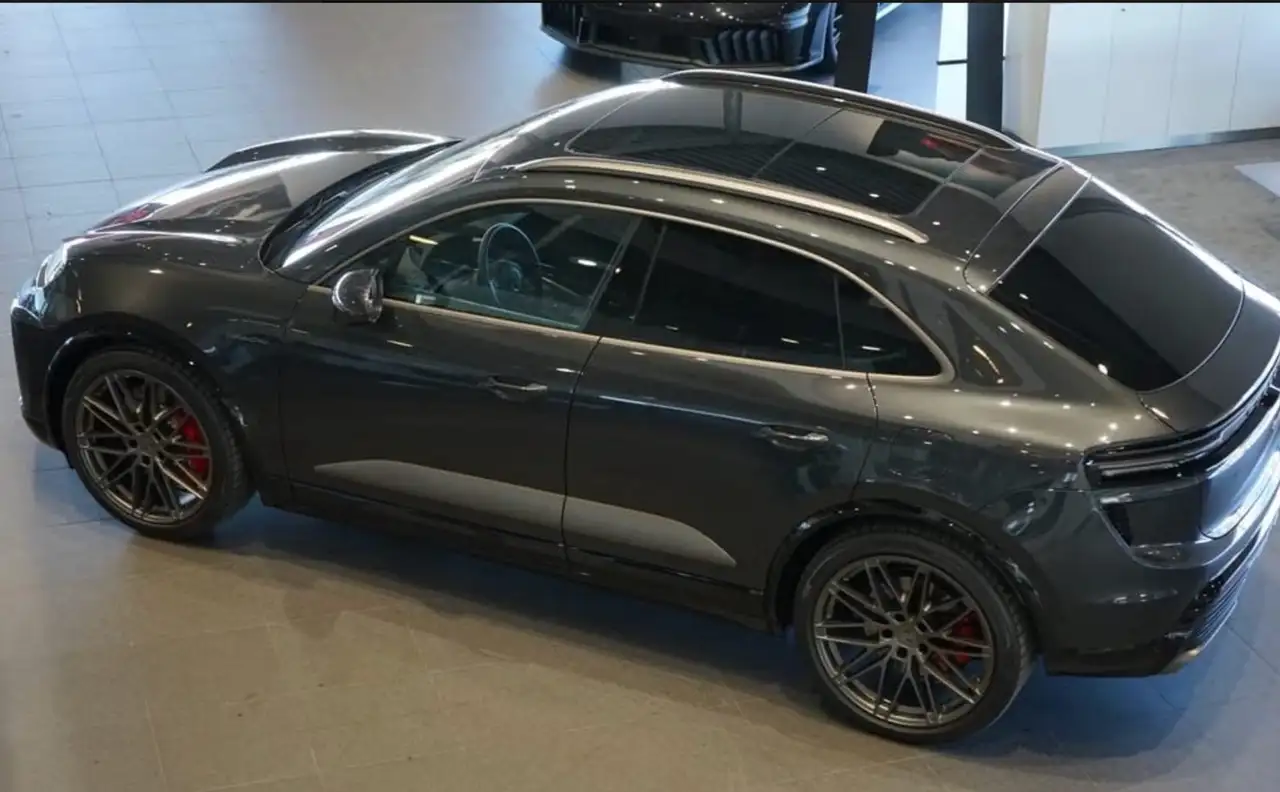 Porsche Macan Electric Turbo 12