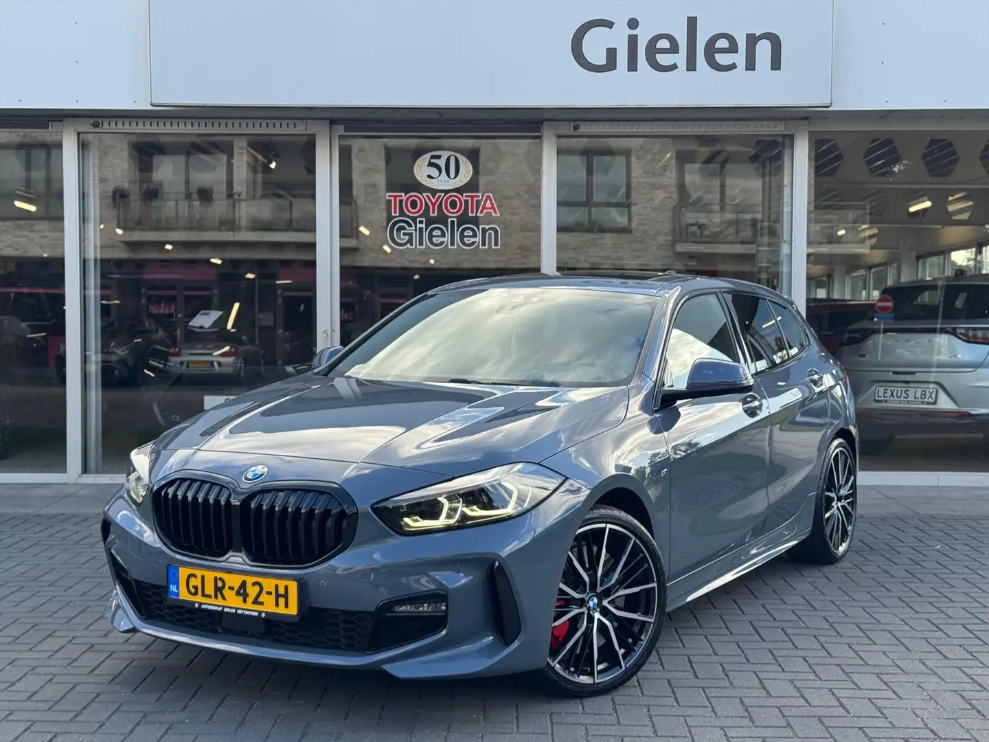 BMW 118 1-Serie (f40) 118i M Sport | Panoramadak, 19 inch, Grau - 1