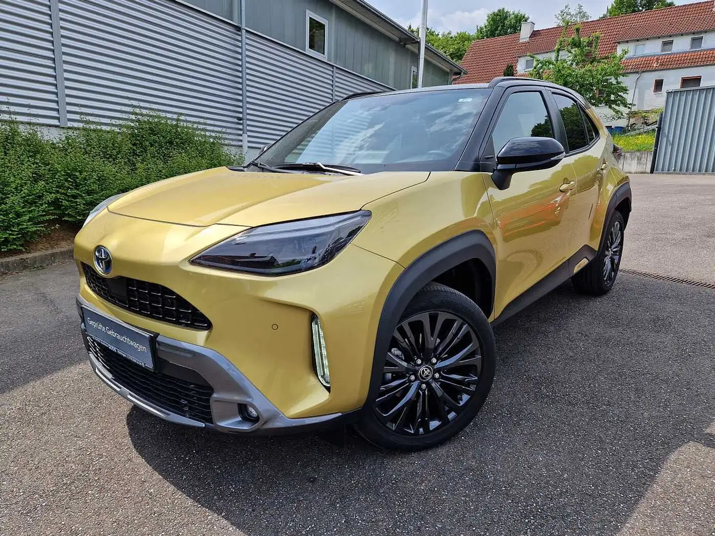 Toyota Yaris Cross Hybrid 1.5 VVT-i AWD-i Adventure Goud - 1