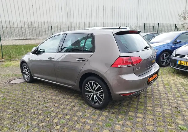 Volkswagen Golf view 5