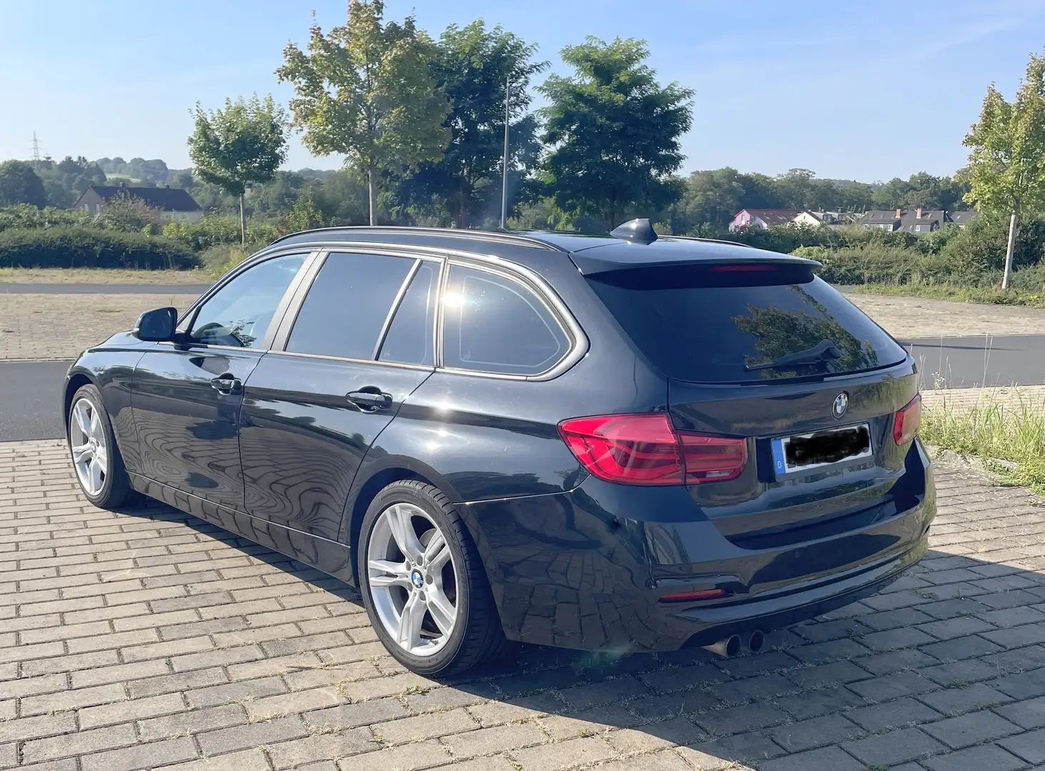 BMW 320 320i Touring Advantage Schwarz - 2