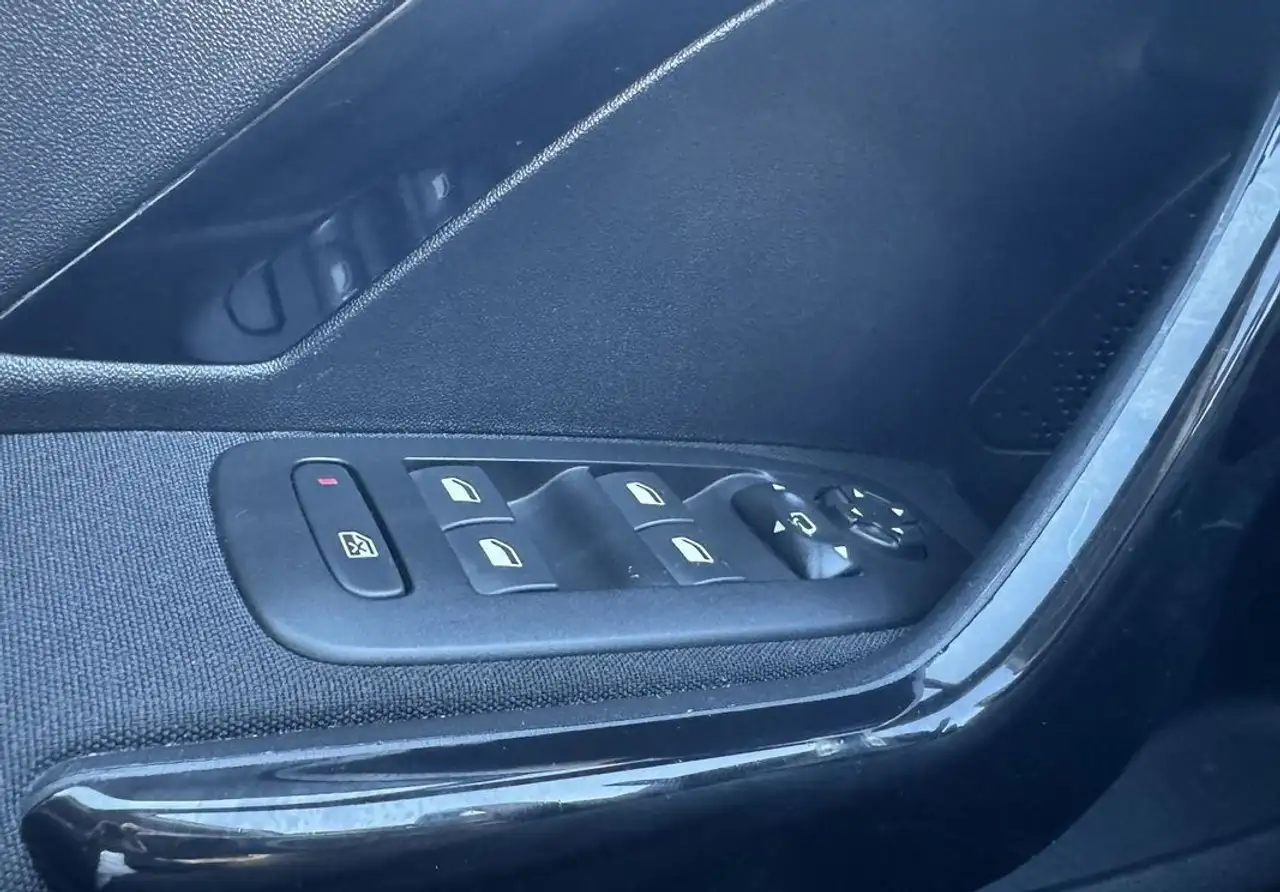 Peugeot 208 208 — photo 21
