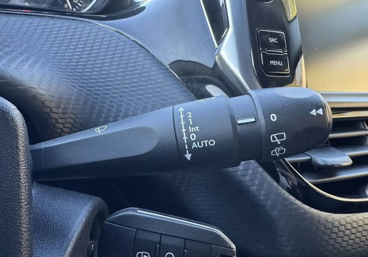 Peugeot 208 208 — photo 18