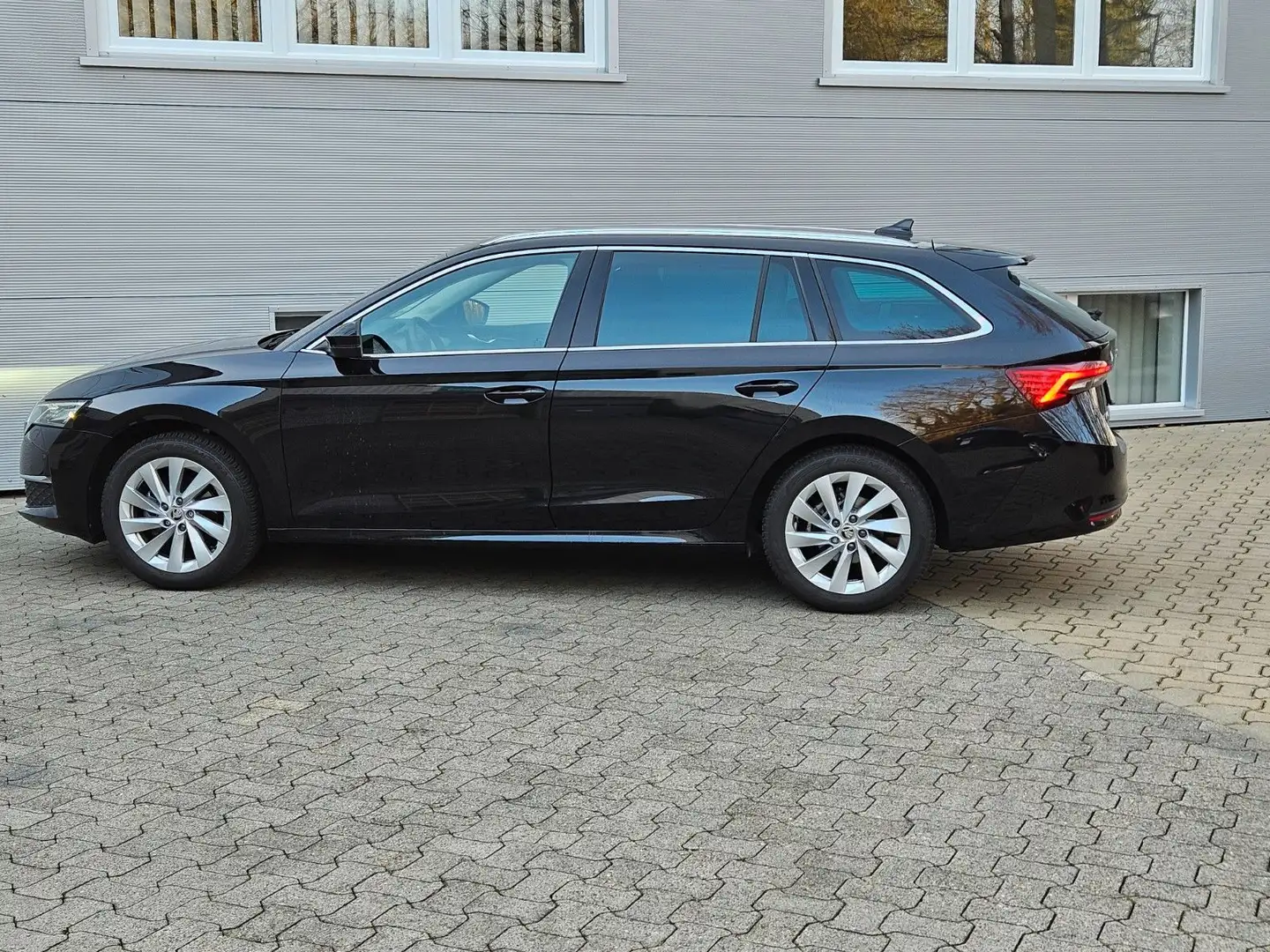 Skoda Octavia Combi 1.5 TSI DSG Selection Facelift Mat Noir - 2