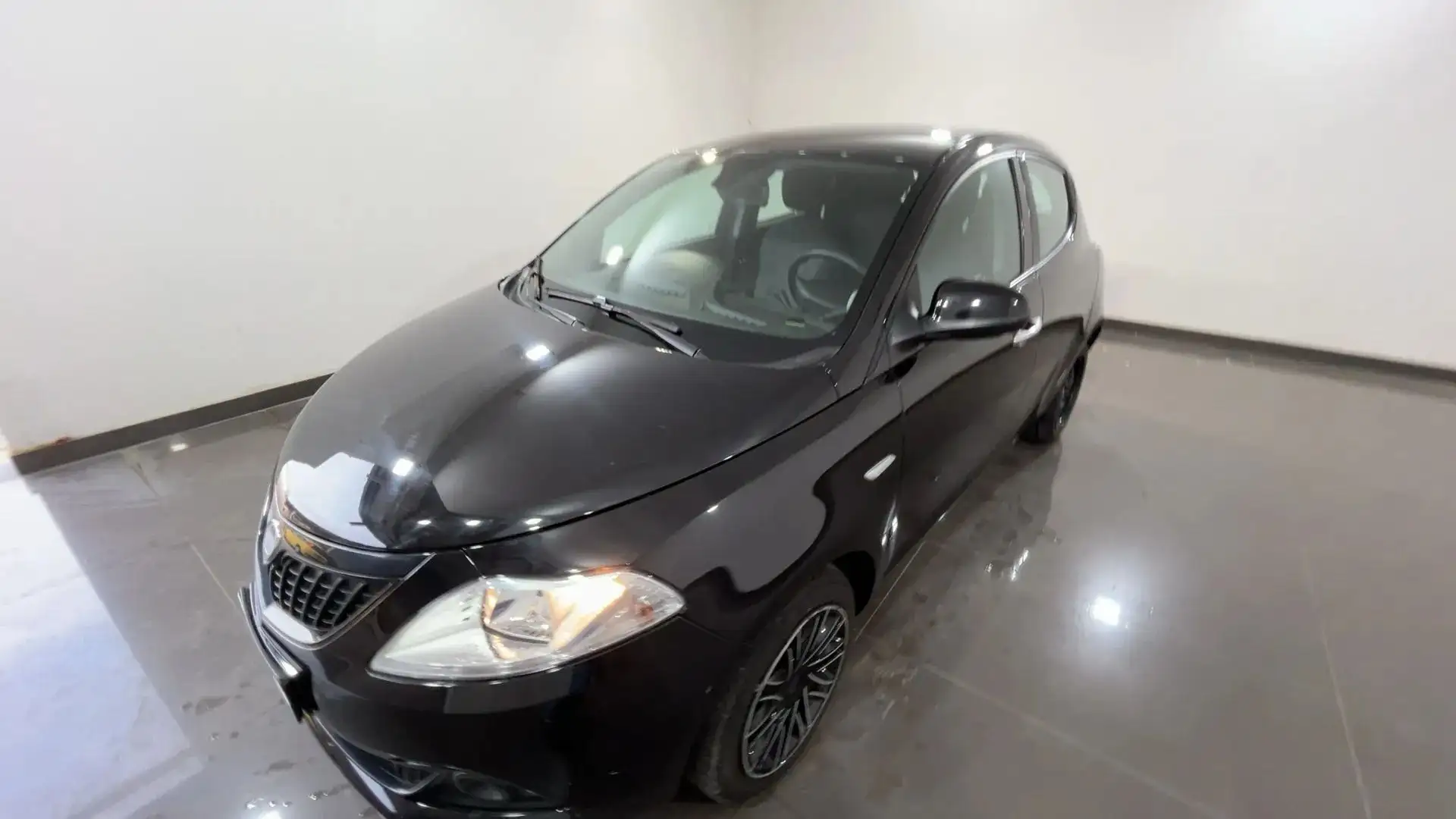 Lancia Y Ypsilon 1.0 Hybrid Silver Plus 70cv Schwarz - 2