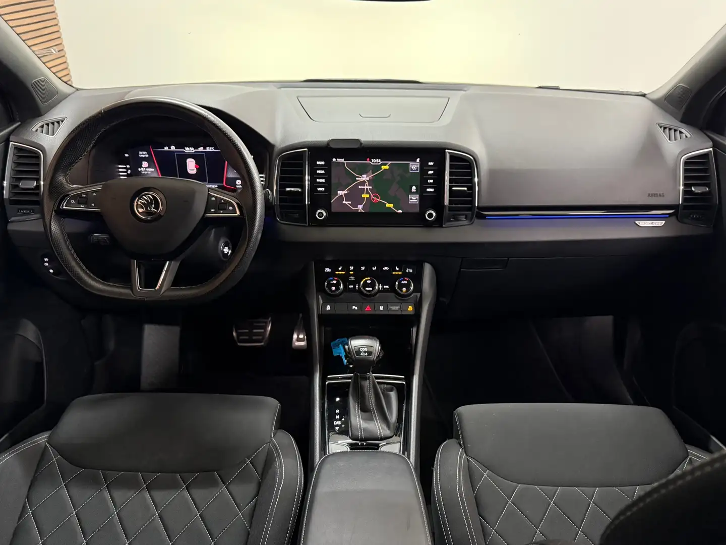 Skoda Karoq 1.5 TSI DSG 4x4 Sportline Business | 1800KG Trekge Weiß - 2