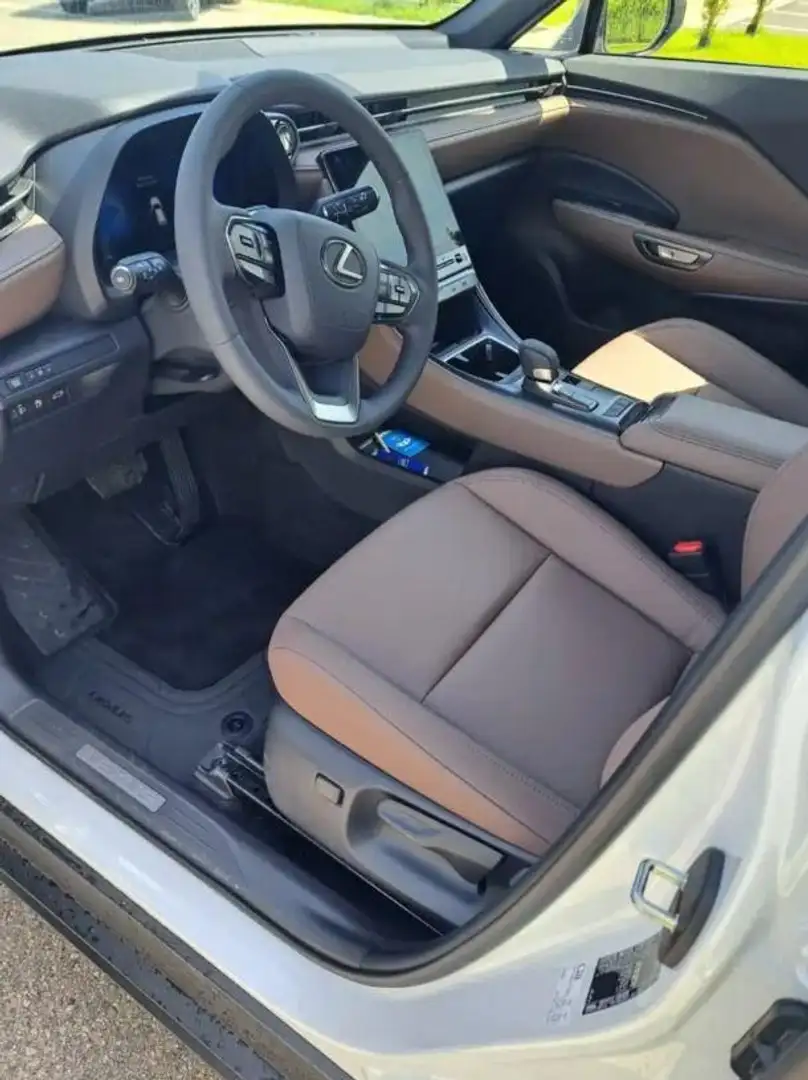 Lexus LBX Emotion 2WD - 2