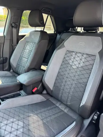 Volkswagen T-Roc view 5