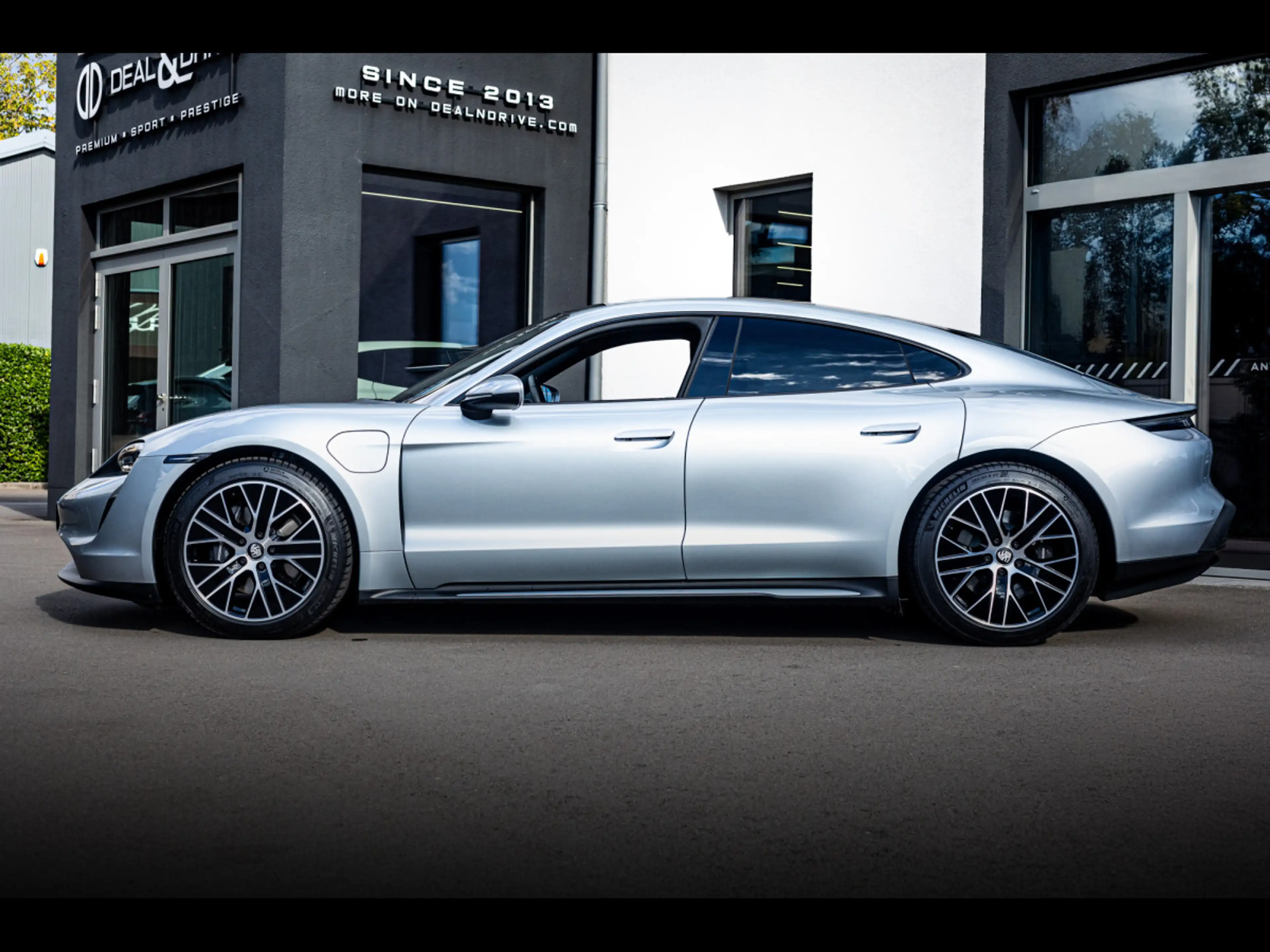 Porsche Taycan 408 CH°DOLOMITE GREY°PANO°22' TAYCAN TURBO WHEELS
