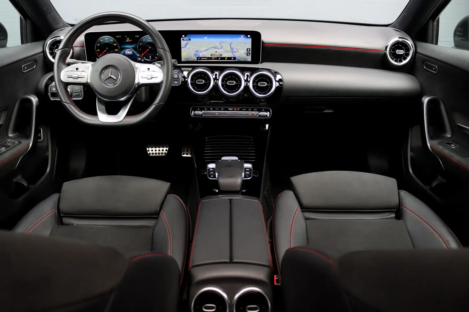 Mercedes-Benz A 180 Business Solution AMG Aut7 | Panoramadak | Widescr Zwart - 2