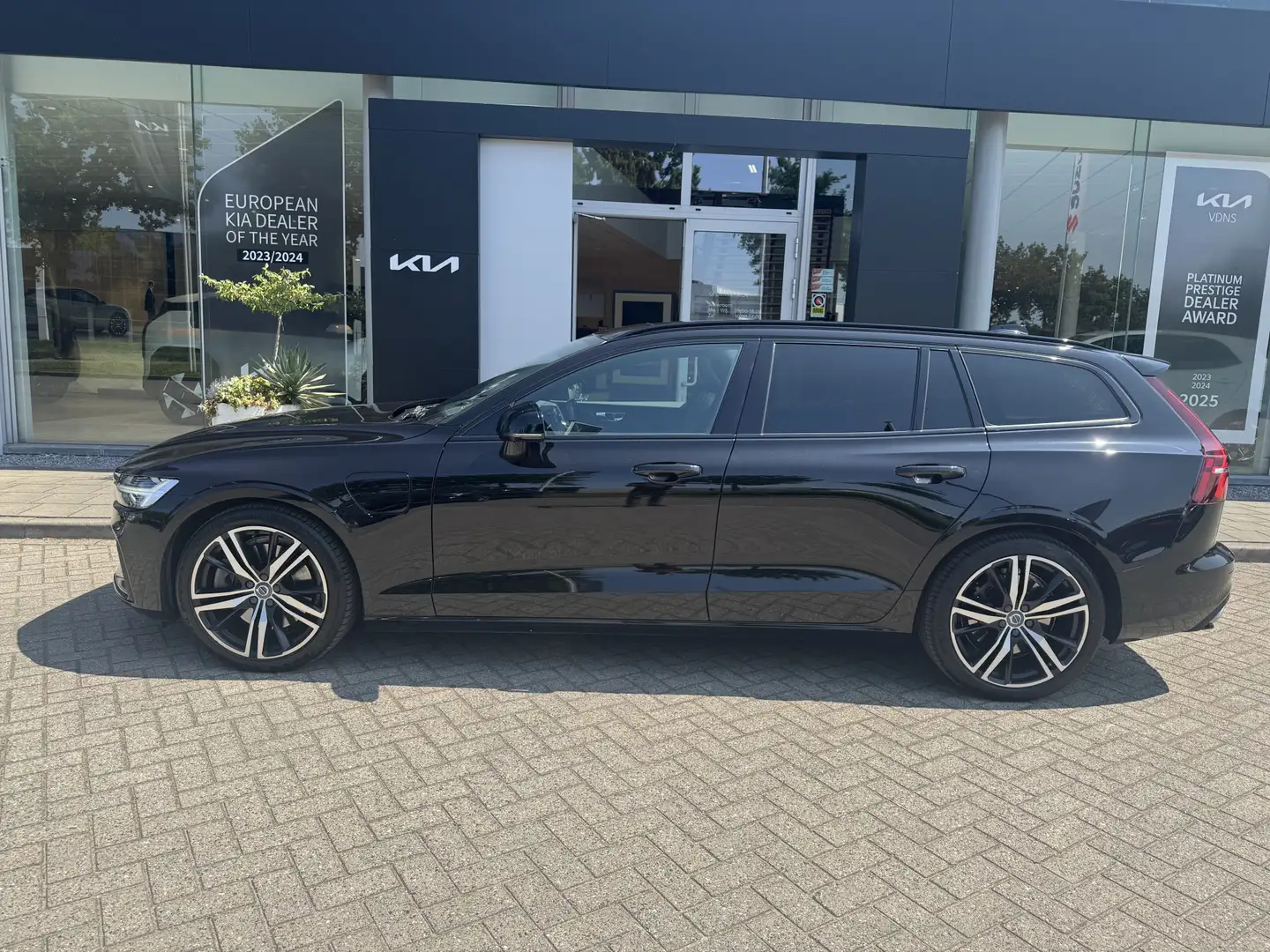 Volvo V60 2.0 T6 Twin Engine AWD R-Design Navi | Leder | Pan Zwart - 2