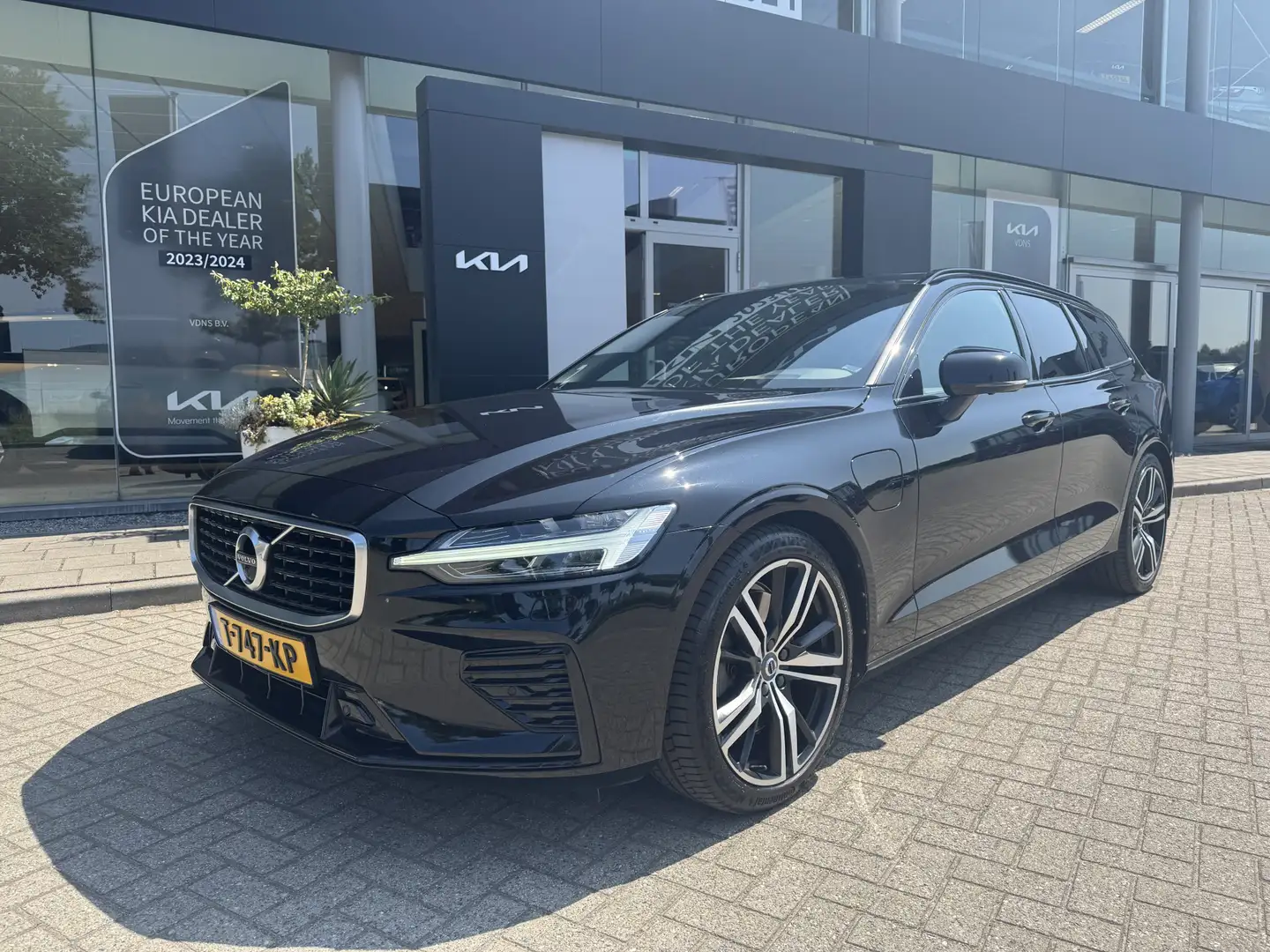Volvo V60 2.0 T6 Twin Engine AWD R-Design Navi | Leder | Pan Zwart - 1