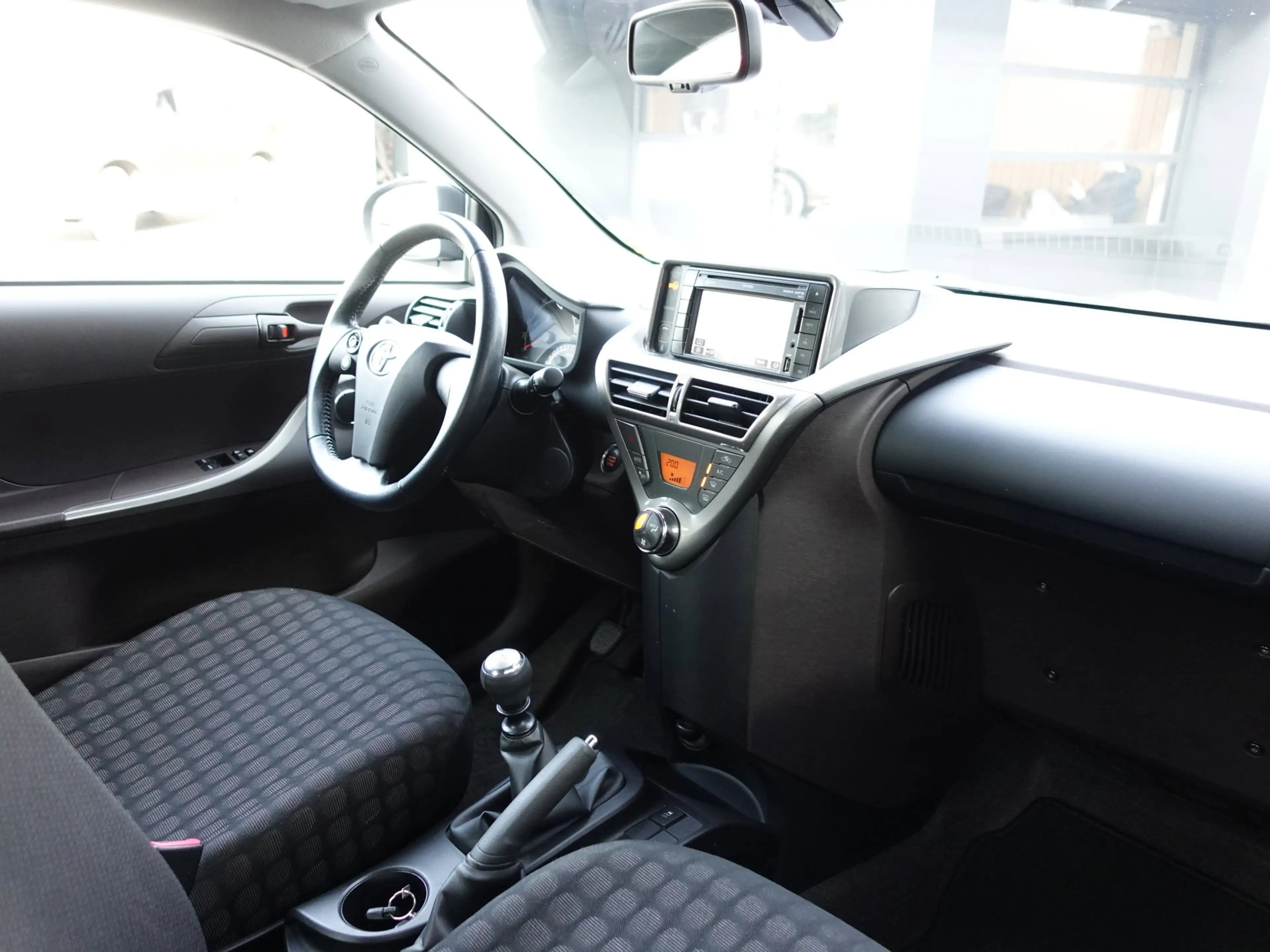 Toyota iQ 1.0 VVTi Executive (Navigatie,Keyless entry,Climat — photo 5