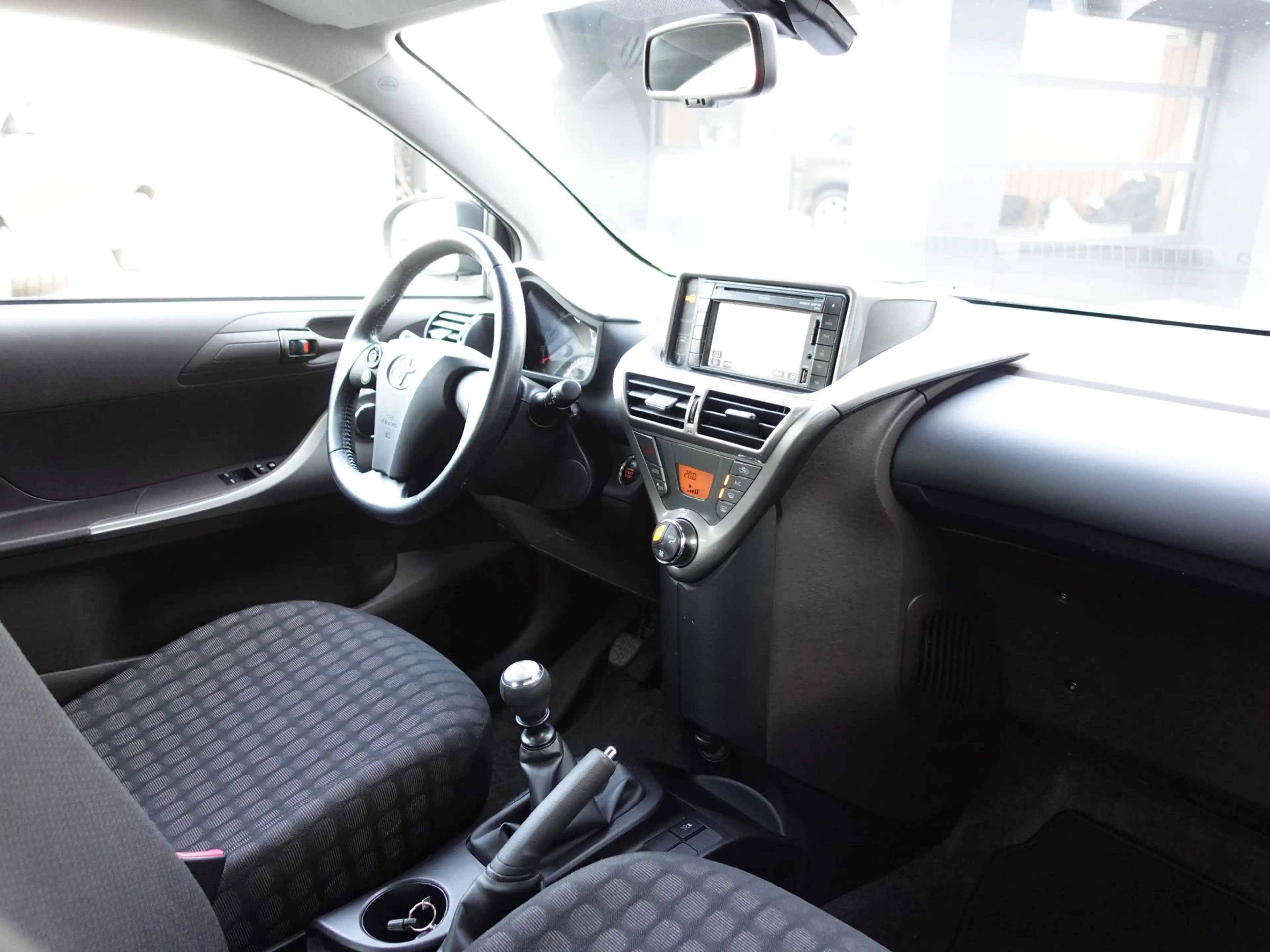 Toyota iQ 1.0 VVTi Executive (Navigatie,Keyless entry,Climat — photo 6