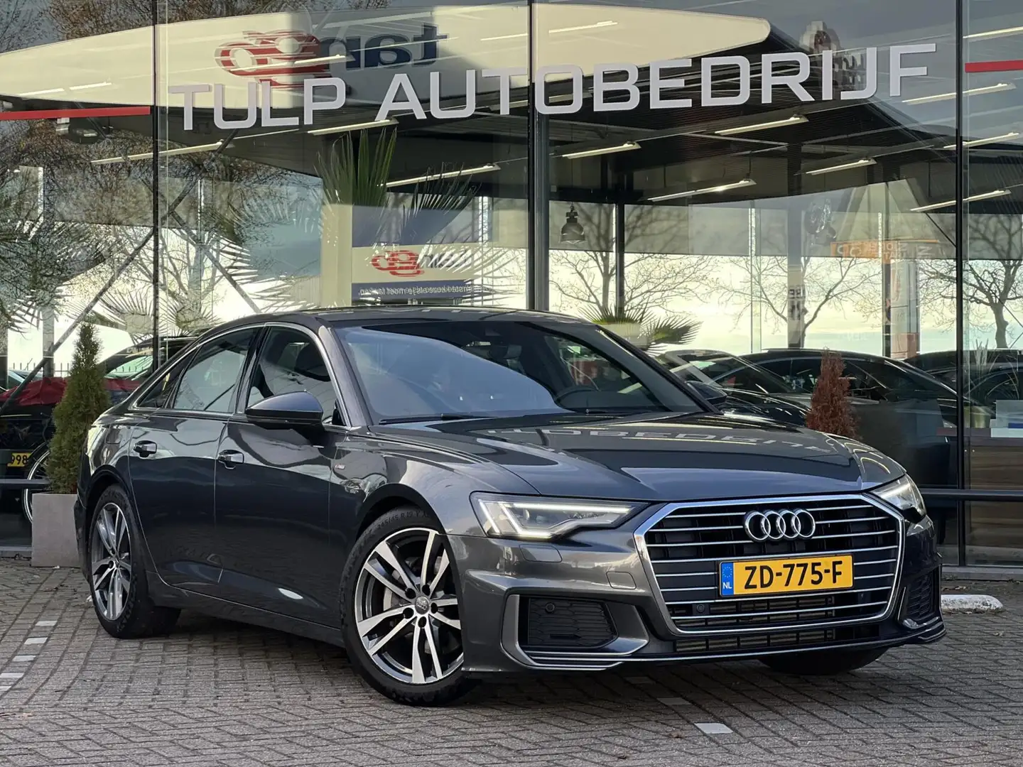 Audi A6 Limousine 45 TFSI Sport S line edition NAP NL AUTO Grijs - 2