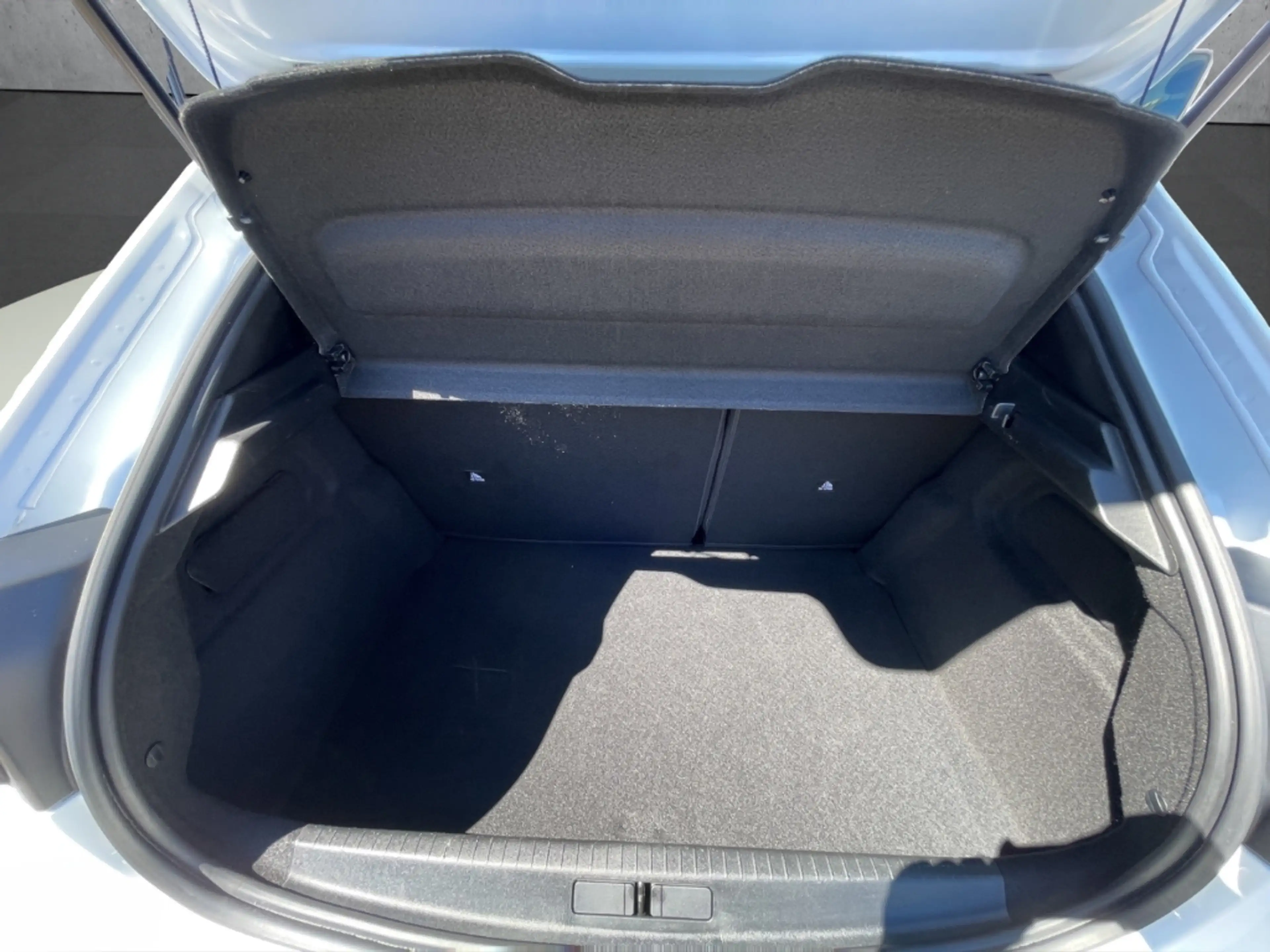 Peugeot 208 Allure PT 100 LED DAB SHZ Klimaautom Fahrerprofil — photo 7