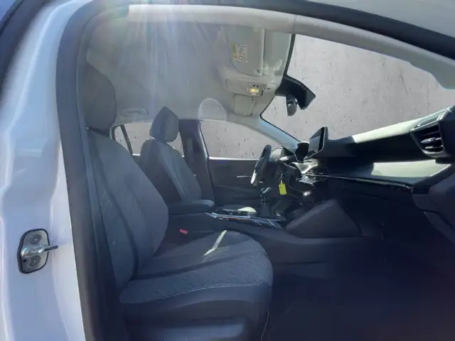 Peugeot 208 view 13