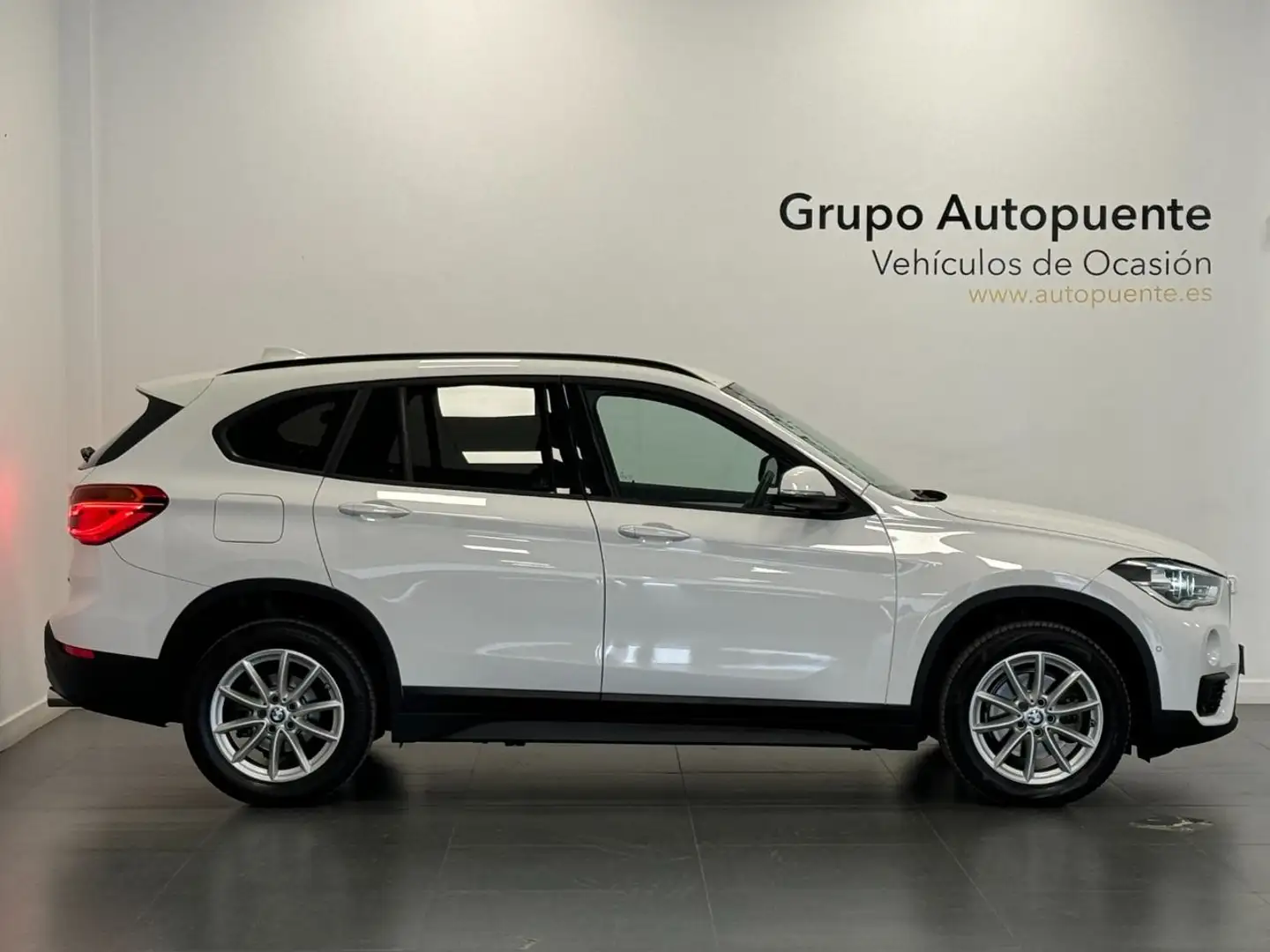 BMW X1 sDrive 18dA Business Blanc - 2